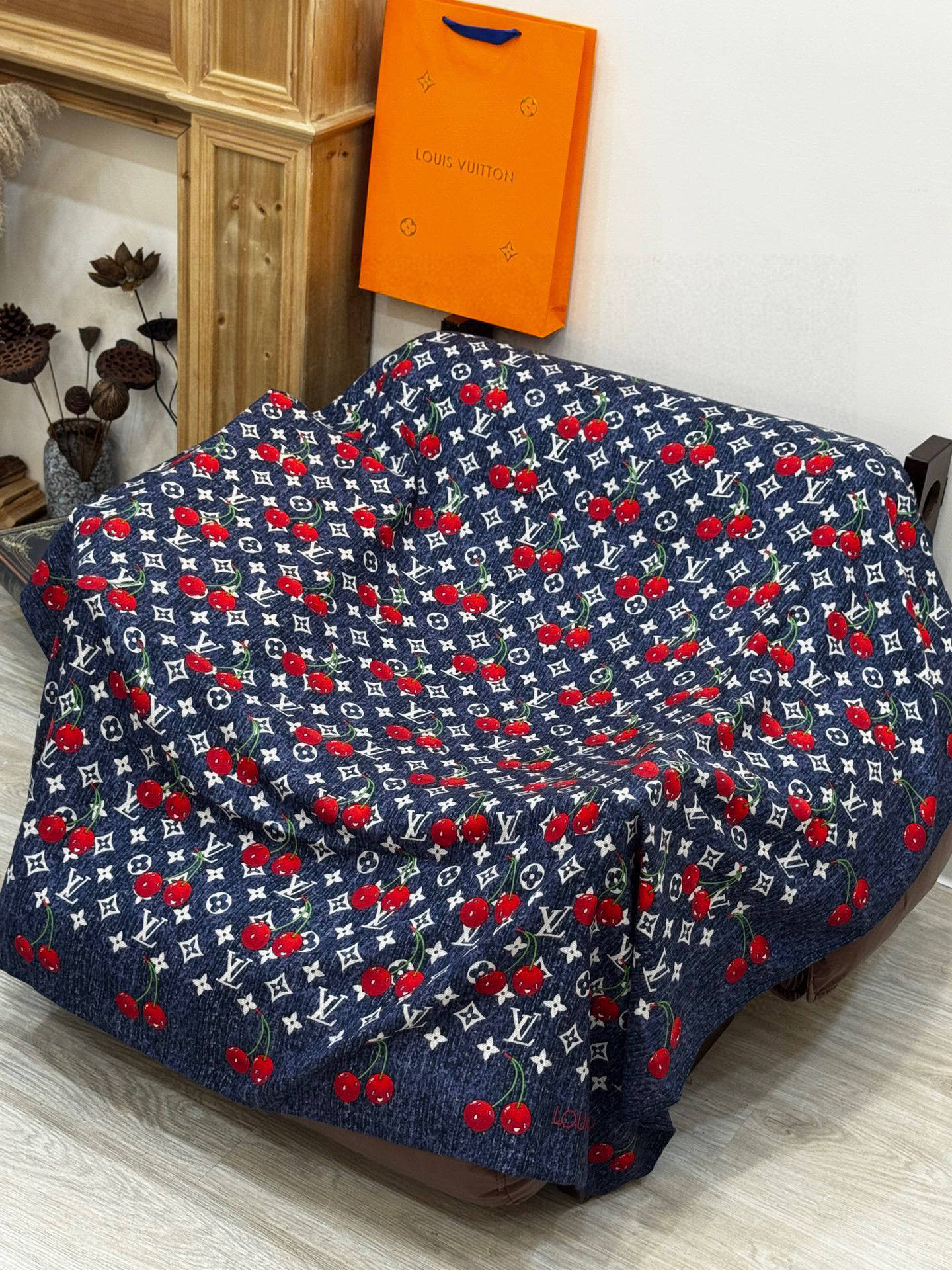   LV X TM MONOGRAM
CERISE 140丝毛方巾
【140双面丝毛同色】

LV × 