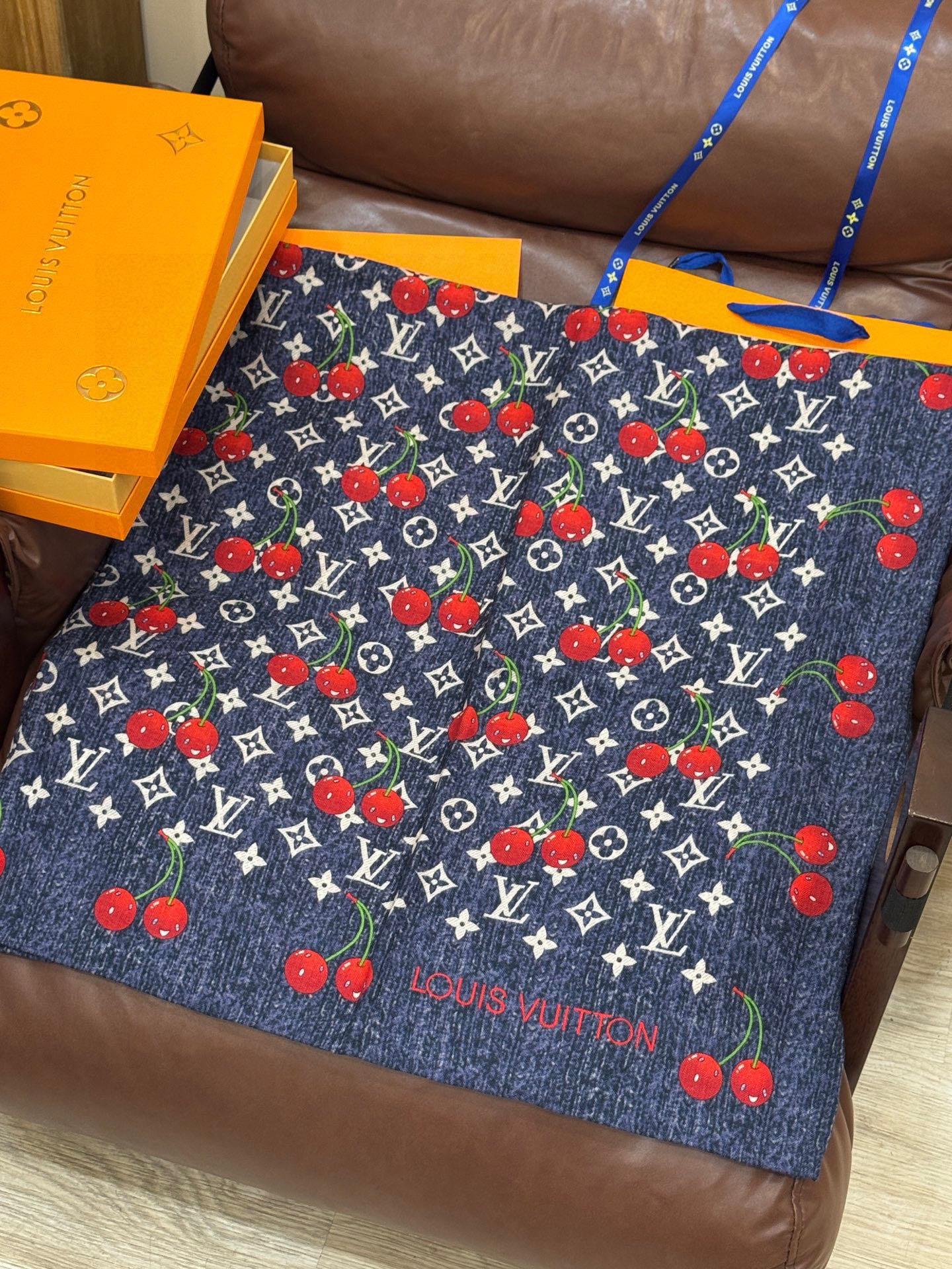   LV X TM MONOGRAM
CERISE 140丝毛方巾
【140双面丝毛同色】

LV × 