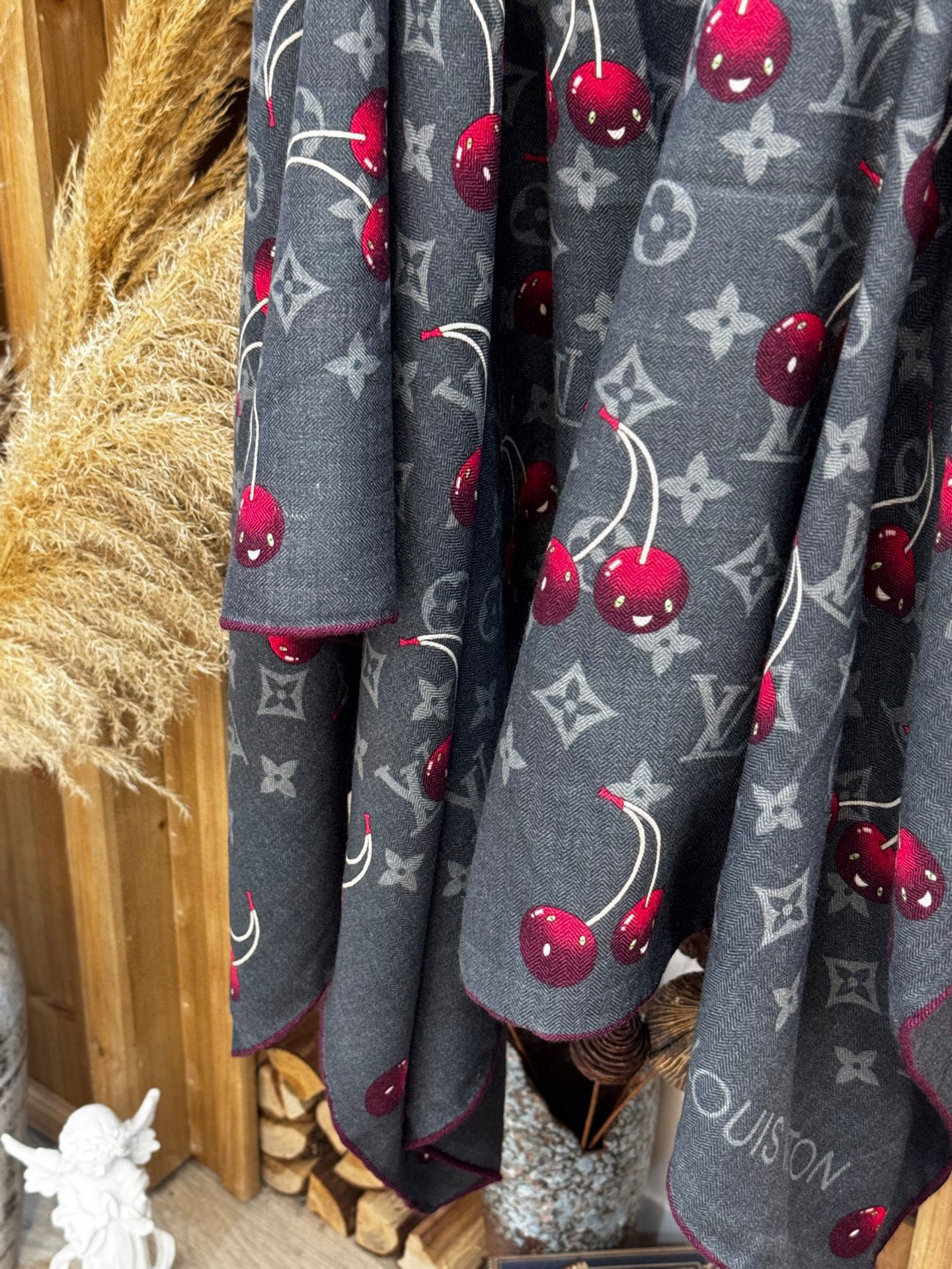   LV X TM MONOGRAM
CERISE 140丝毛方巾
【140双面丝毛同色】

LV × 