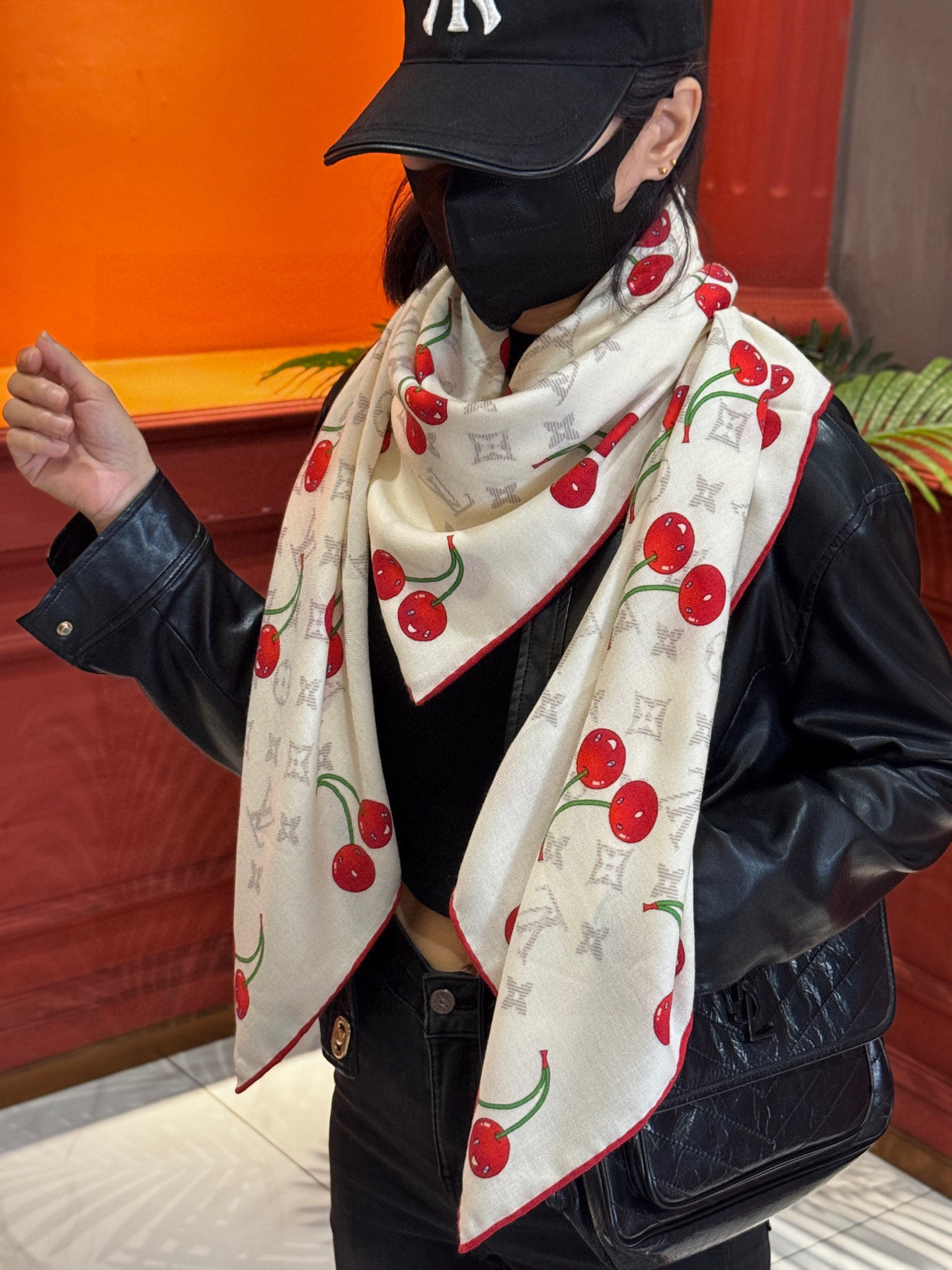   LV X TM MONOGRAM
CERISE 140丝毛方巾
【140双面丝毛同色】

LV × 