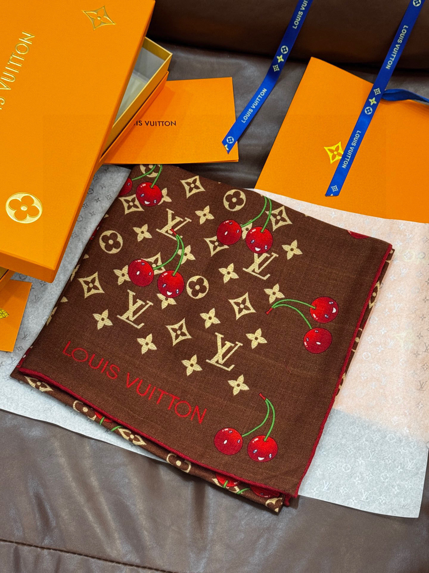   LV X TM MONOGRAM
CERISE 140丝毛方巾
【140双面丝毛同色】

LV × 