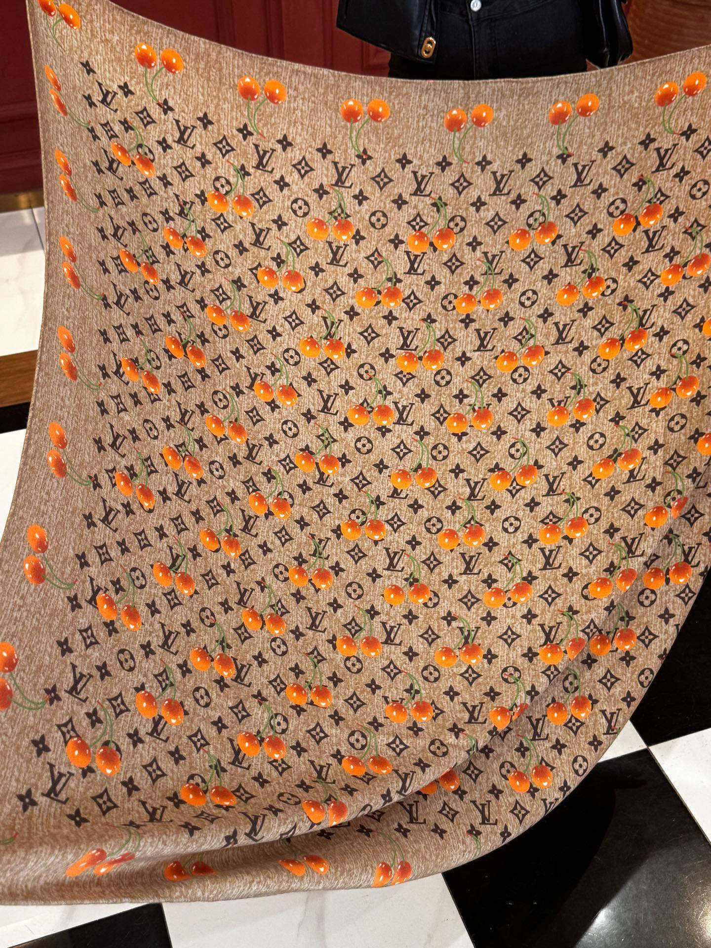   LV X TM MONOGRAM
CERISE 140丝毛方巾
【140双面丝毛同色】

LV × 