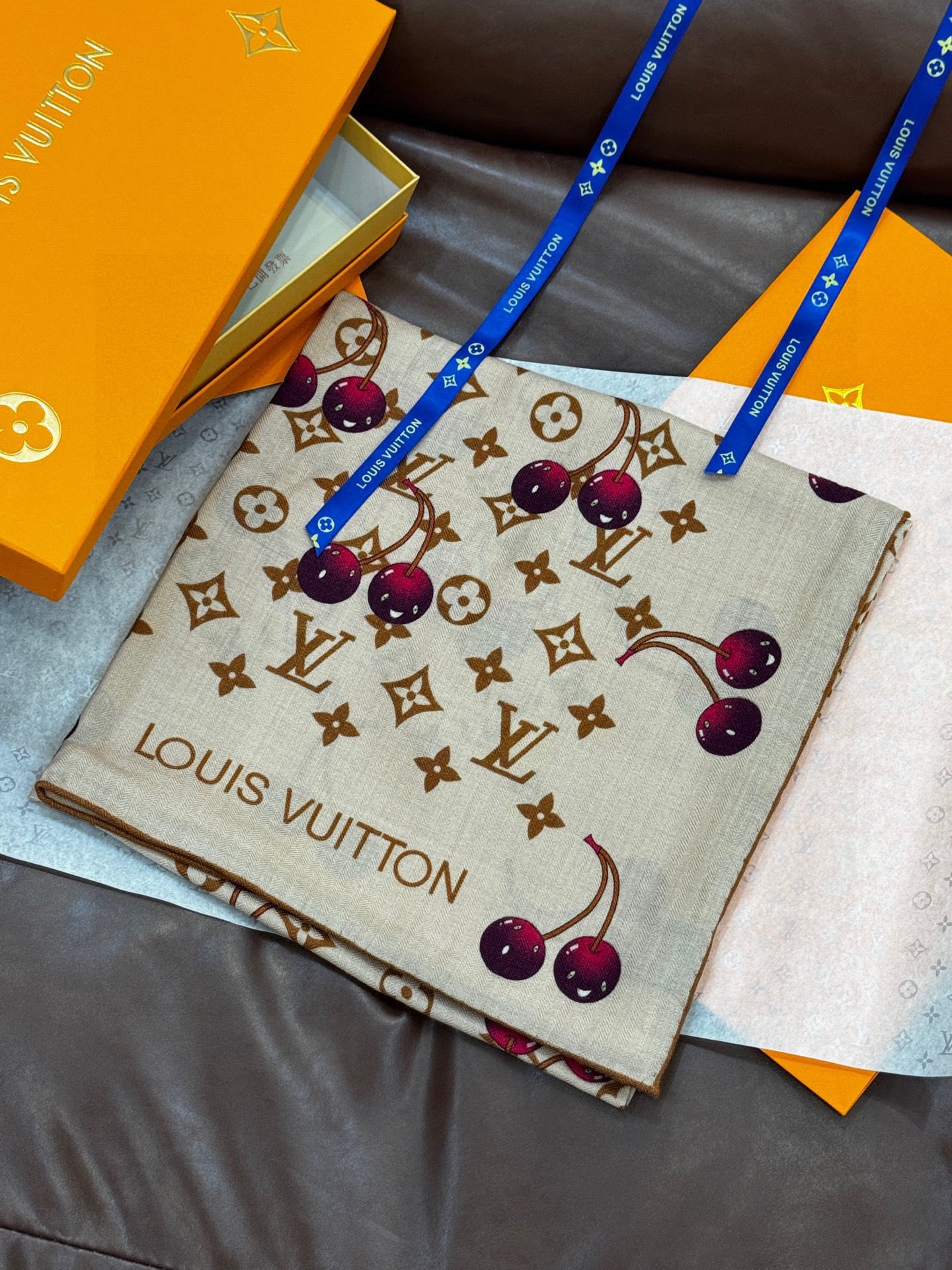   LV X TM MONOGRAM
CERISE 140丝毛方巾
【140双面丝毛同色】

LV × 