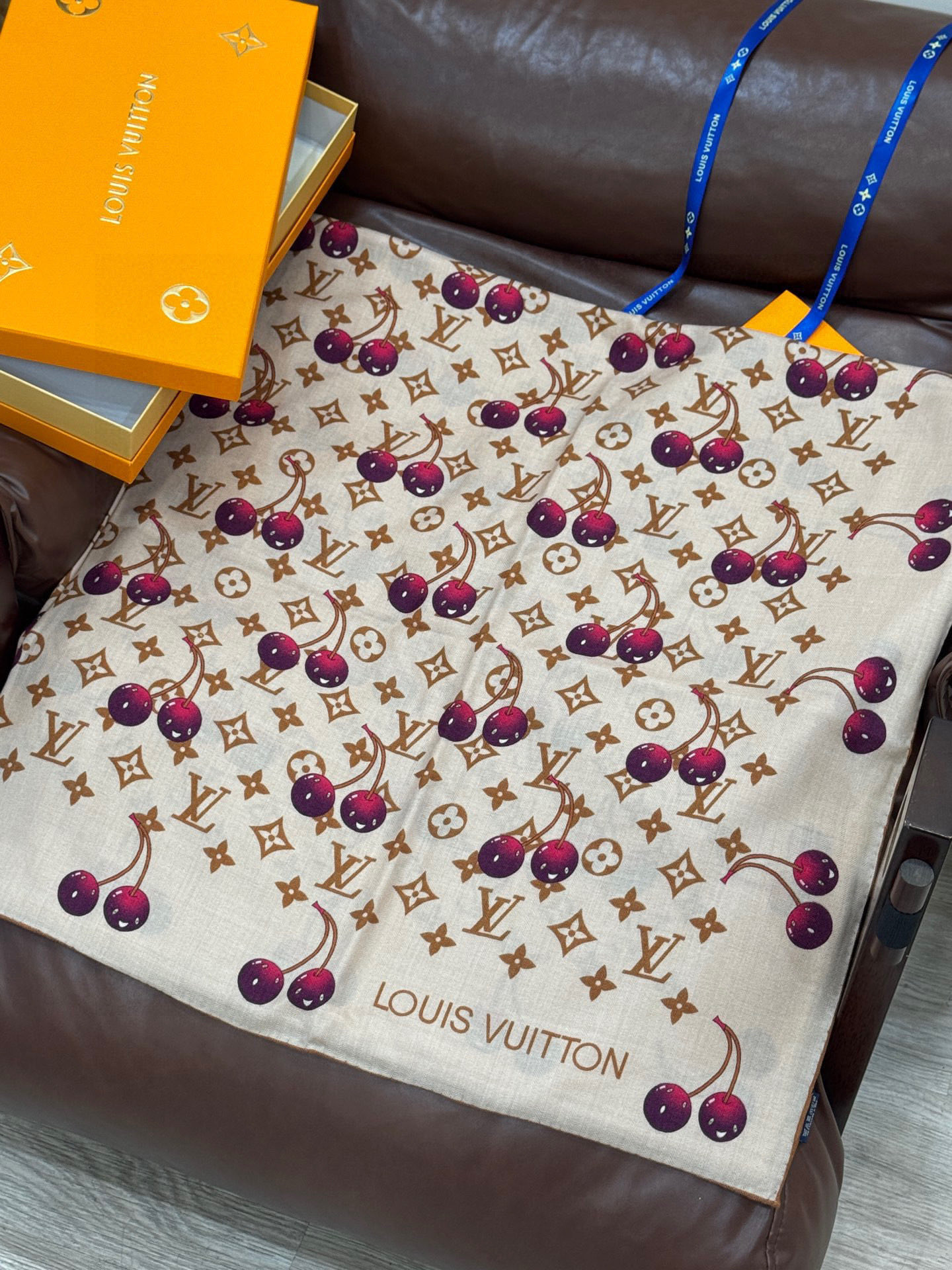   LV X TM MONOGRAM
CERISE 140丝毛方巾
【140双面丝毛同色】

LV × 