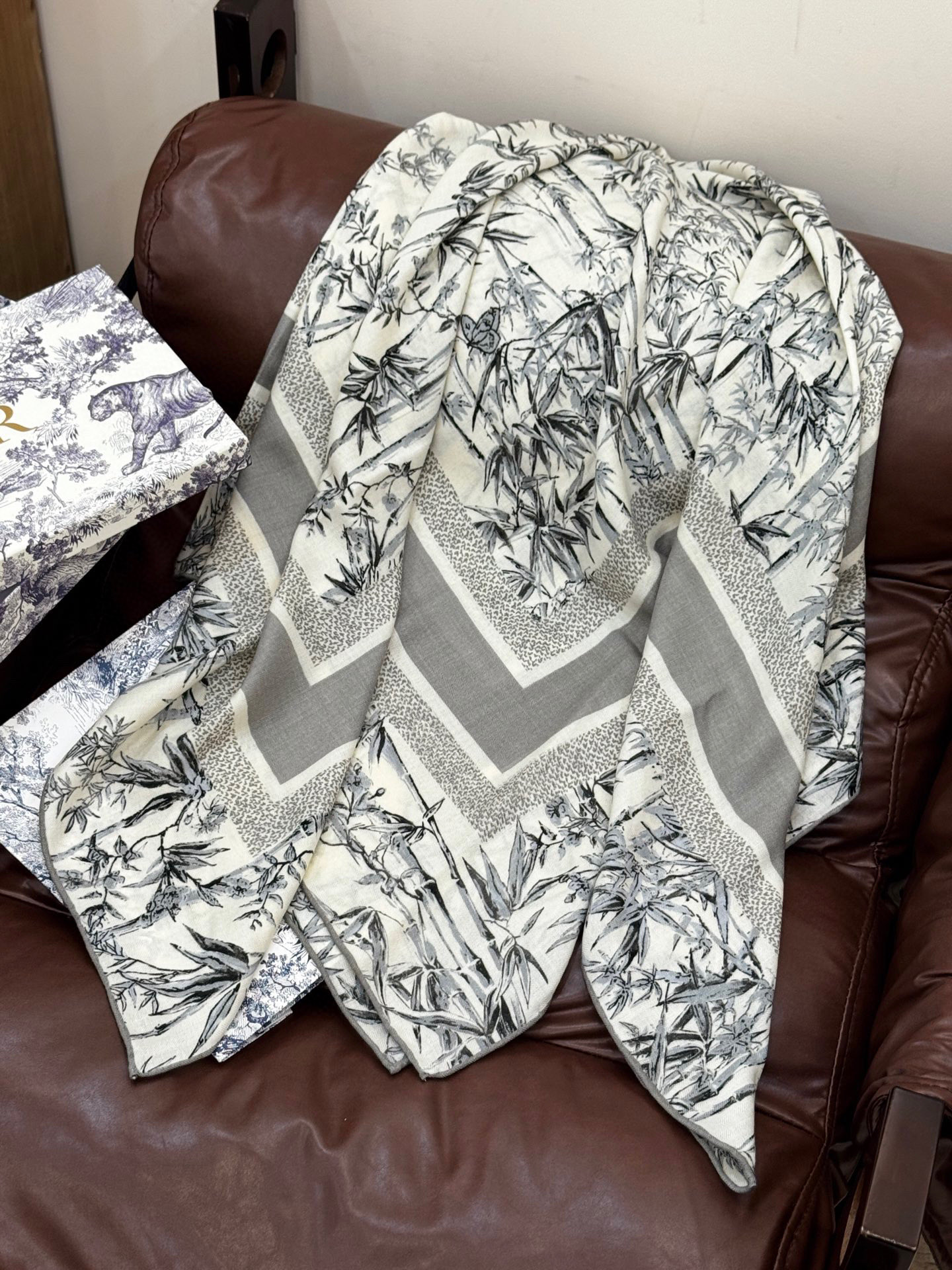   Dior 140丝毛双面同色印花披肩
140 厘米丝毛面料多色 Millefiori 图案
这款披肩