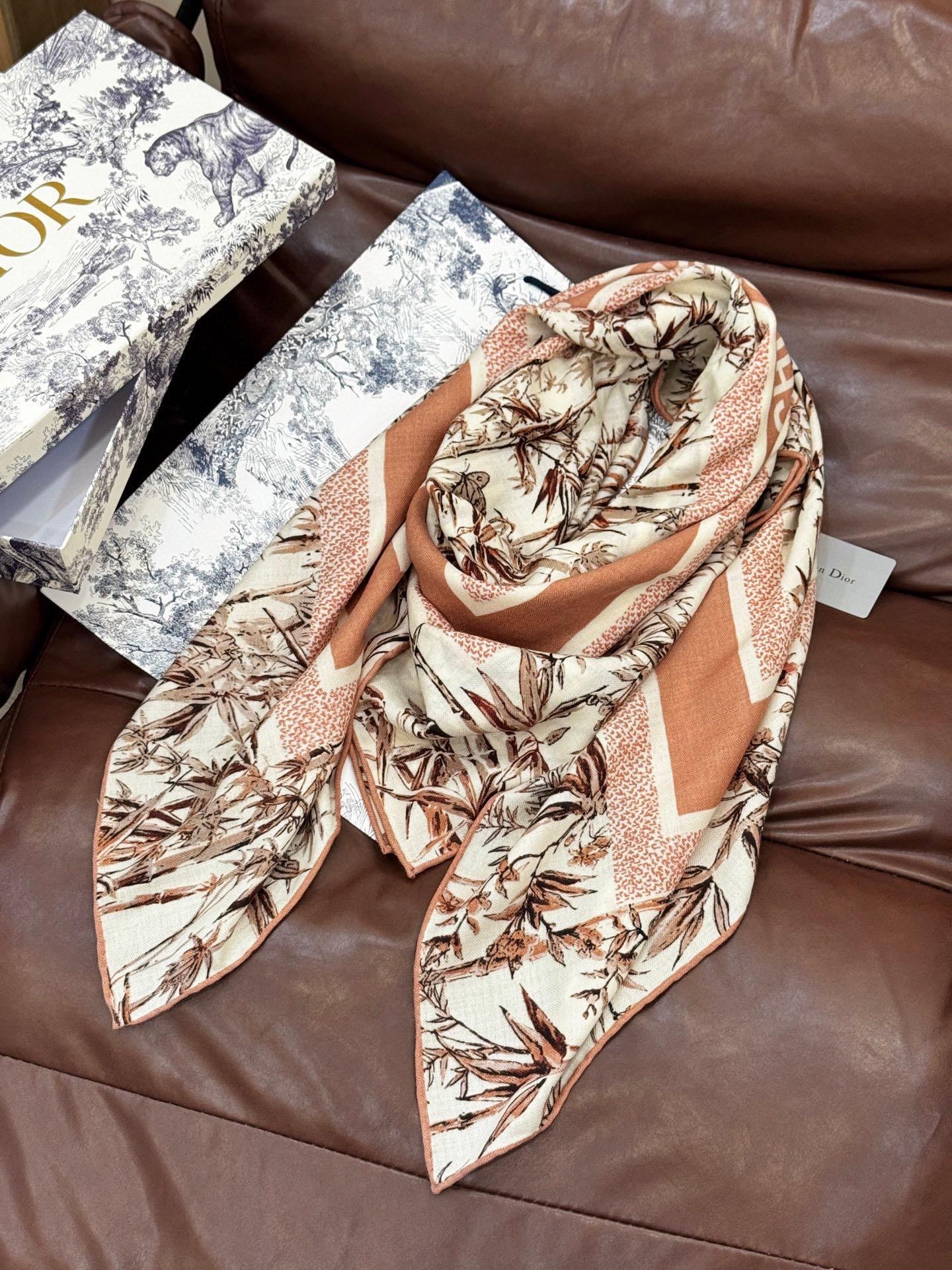   Dior 140丝毛双面同色印花披肩
140 厘米丝毛面料多色 Millefiori 图案
这款披肩