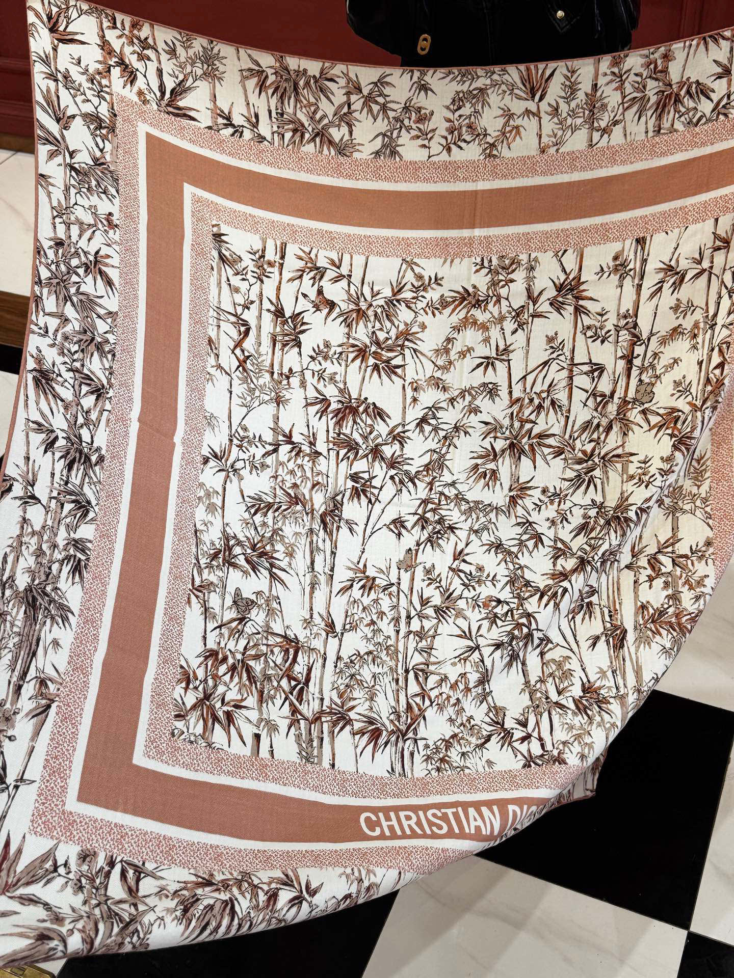   Dior 140丝毛双面同色印花披肩
140 厘米丝毛面料多色 Millefiori 图案
这款披肩