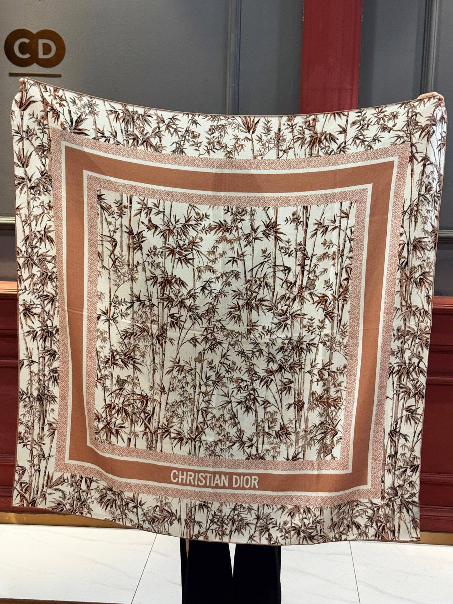   Dior 140丝毛双面同色印花披肩
140 厘米丝毛面料多色 Millefiori 图案
这款披肩