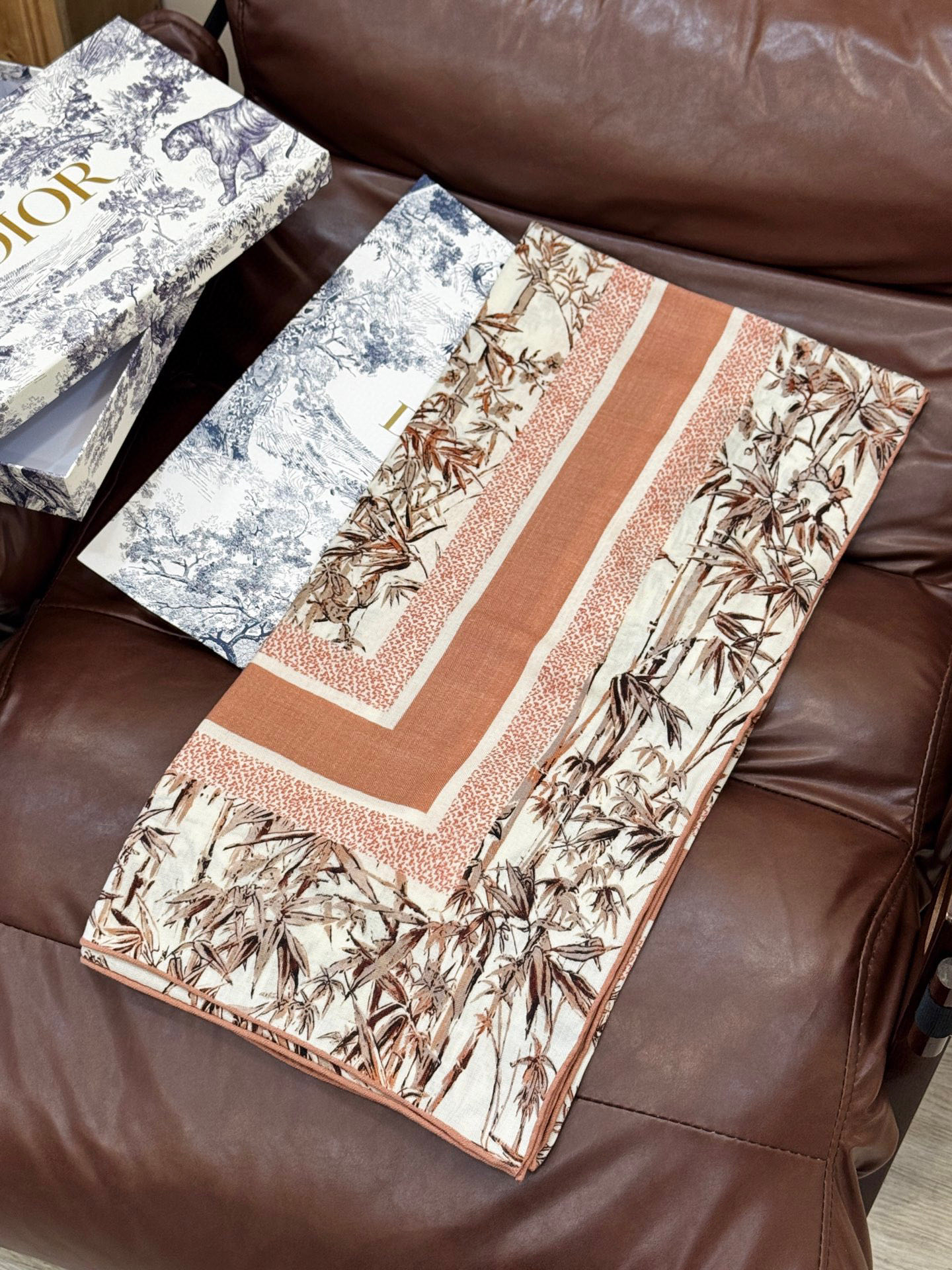   Dior 140丝毛双面同色印花披肩
140 厘米丝毛面料多色 Millefiori 图案
这款披肩