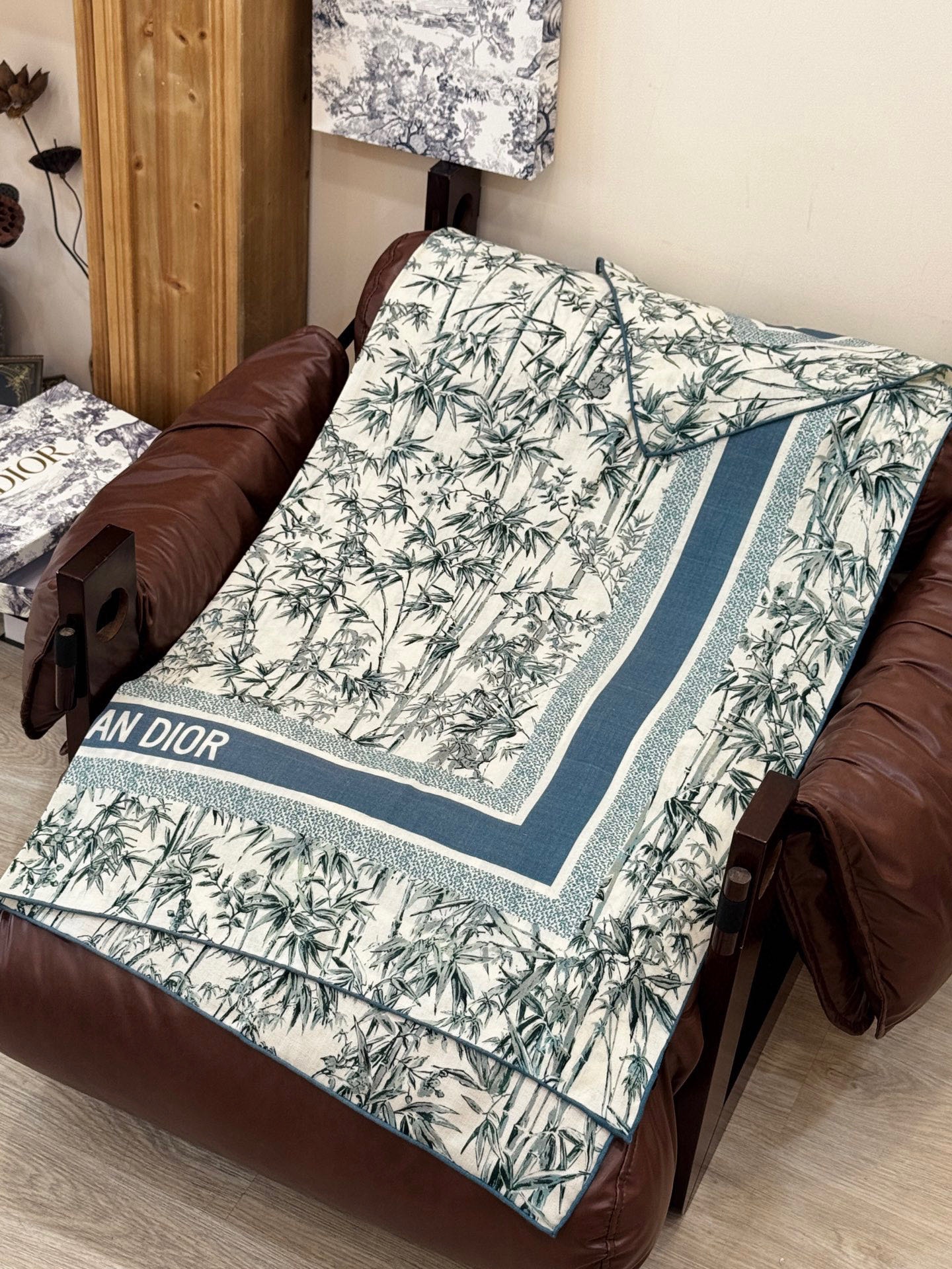   Dior 140丝毛双面同色印花披肩
140 厘米丝毛面料多色 Millefiori 图案
这款披肩