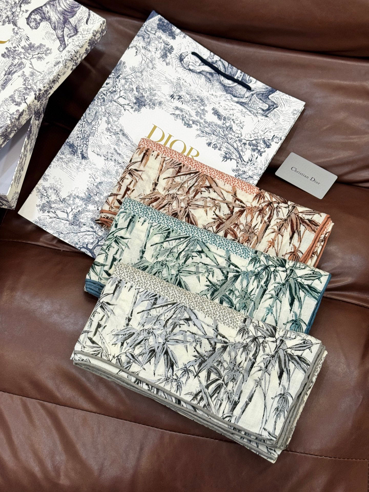   Dior 140丝毛双面同色印花披肩
140 厘米丝毛面料多色 Millefiori 图案
这款披肩