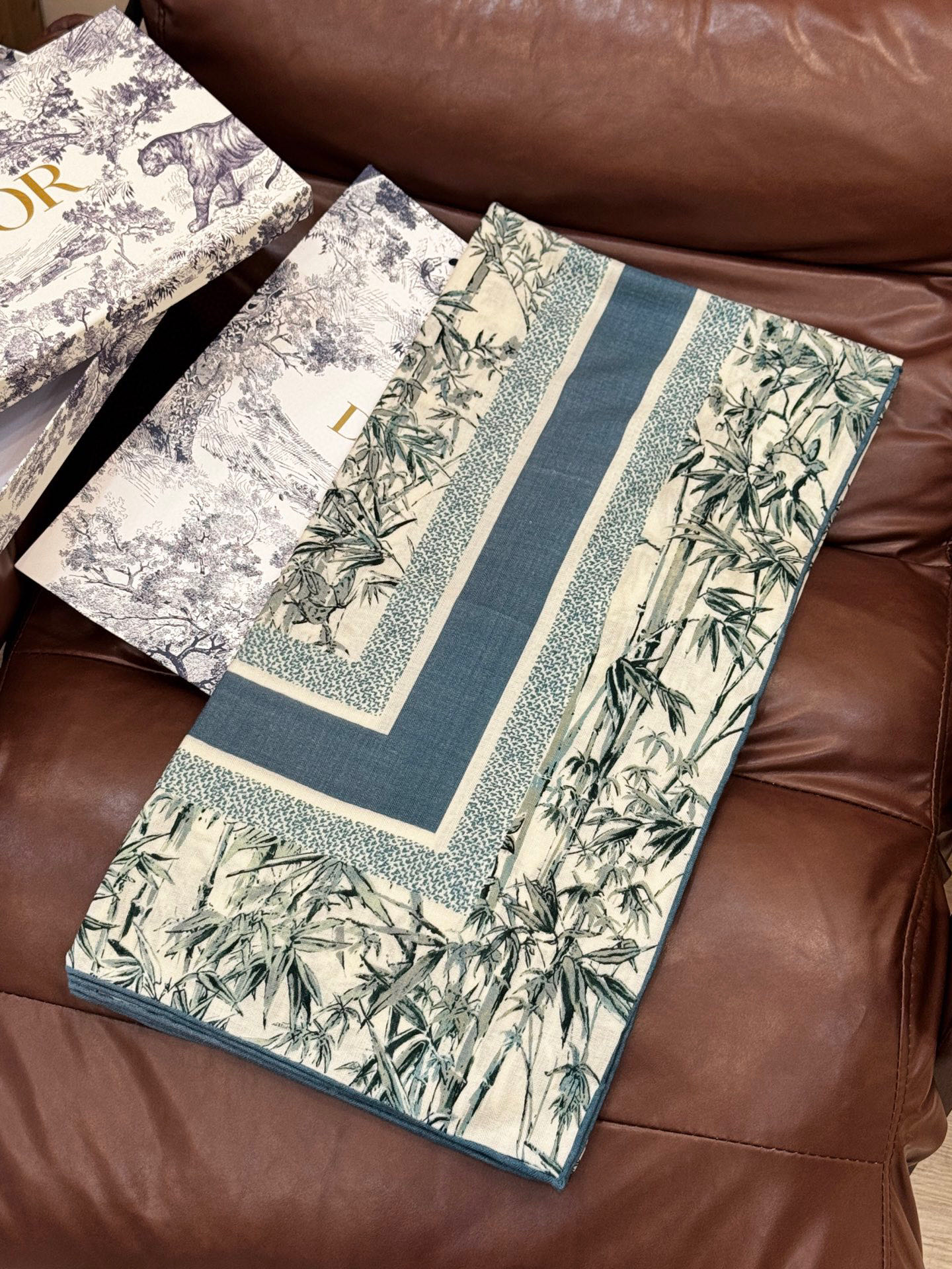   Dior 140丝毛双面同色印花披肩
140 厘米丝毛面料多色 Millefiori 图案
这款披肩