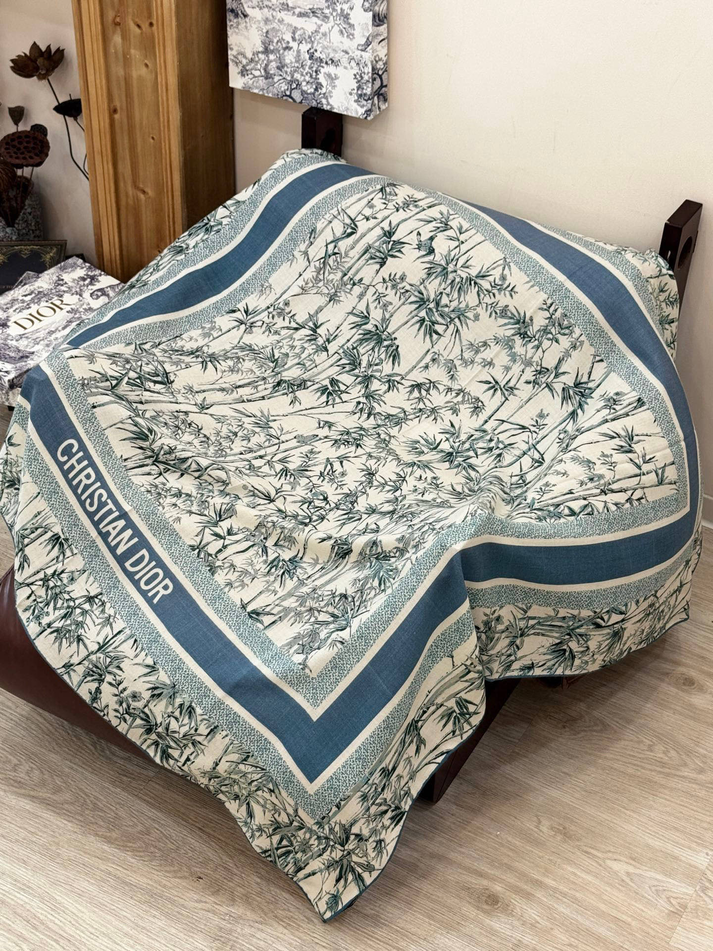   Dior 140丝毛双面同色印花披肩
140 厘米丝毛面料多色 Millefiori 图案
这款披肩