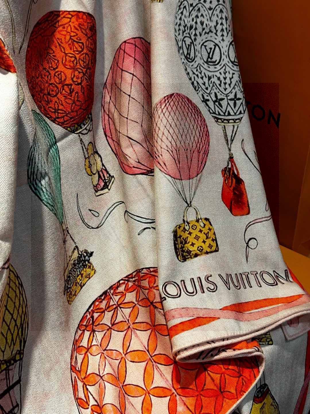 ❄【双面同色】原单Lv140cm丝绒方巾，《热气球》，本款方巾全新加入 U价🉐️ and Away 系列