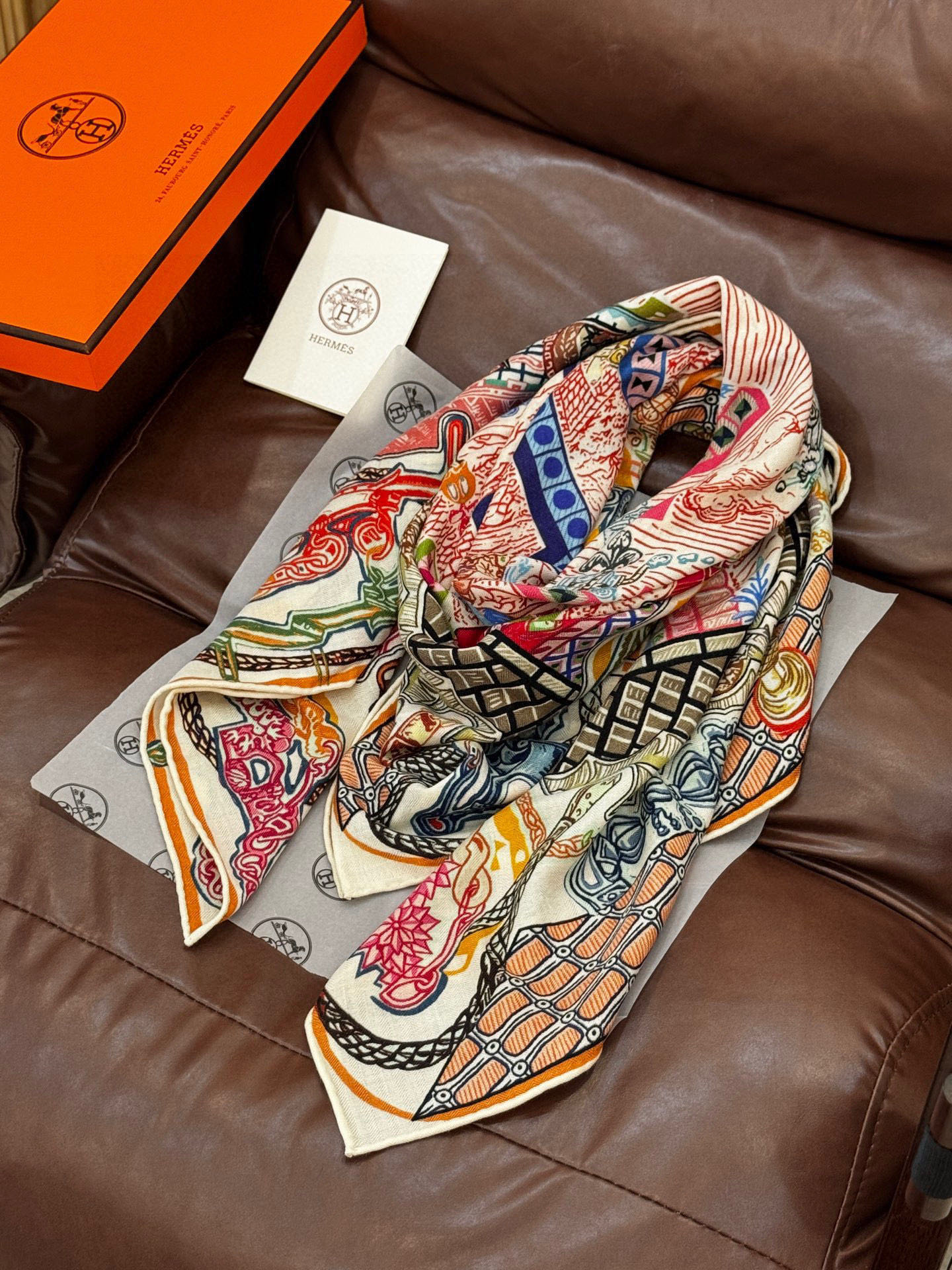  新款 秋冬搭配利器❗️顶级双面同色真丝羊绒披肩！！点睛精彩，图案和配色都超级喜欢，又一款双面配色工艺设