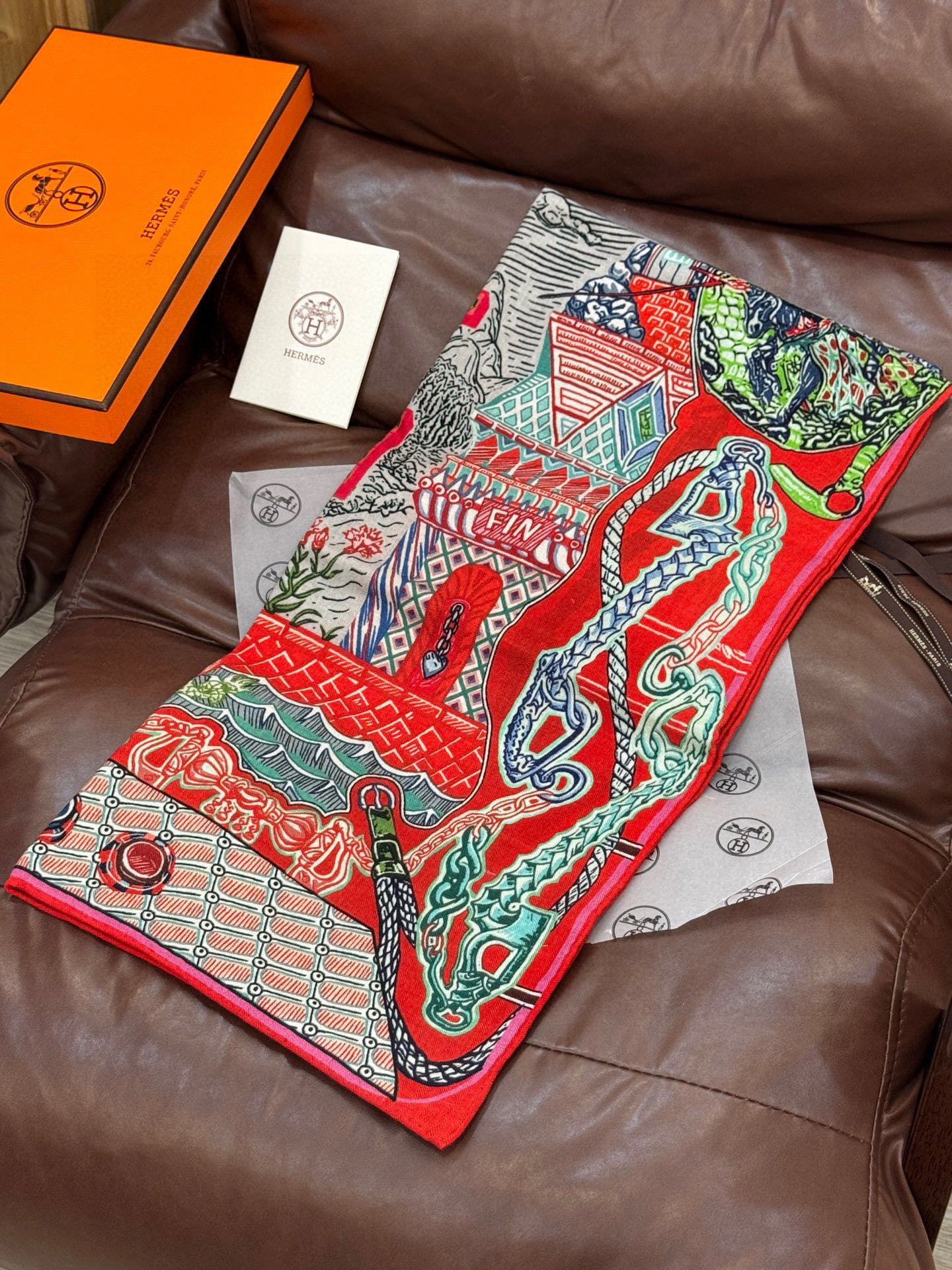  新款 秋冬搭配利器❗️顶级双面同色真丝羊绒披肩！！点睛精彩，图案和配色都超级喜欢，又一款双面配色工艺设