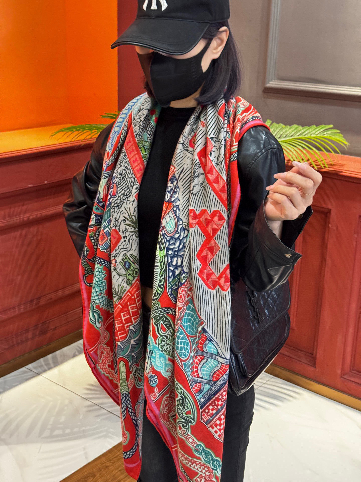  新款 秋冬搭配利器❗️顶级双面同色真丝羊绒披肩！！点睛精彩，图案和配色都超级喜欢，又一款双面配色工艺设