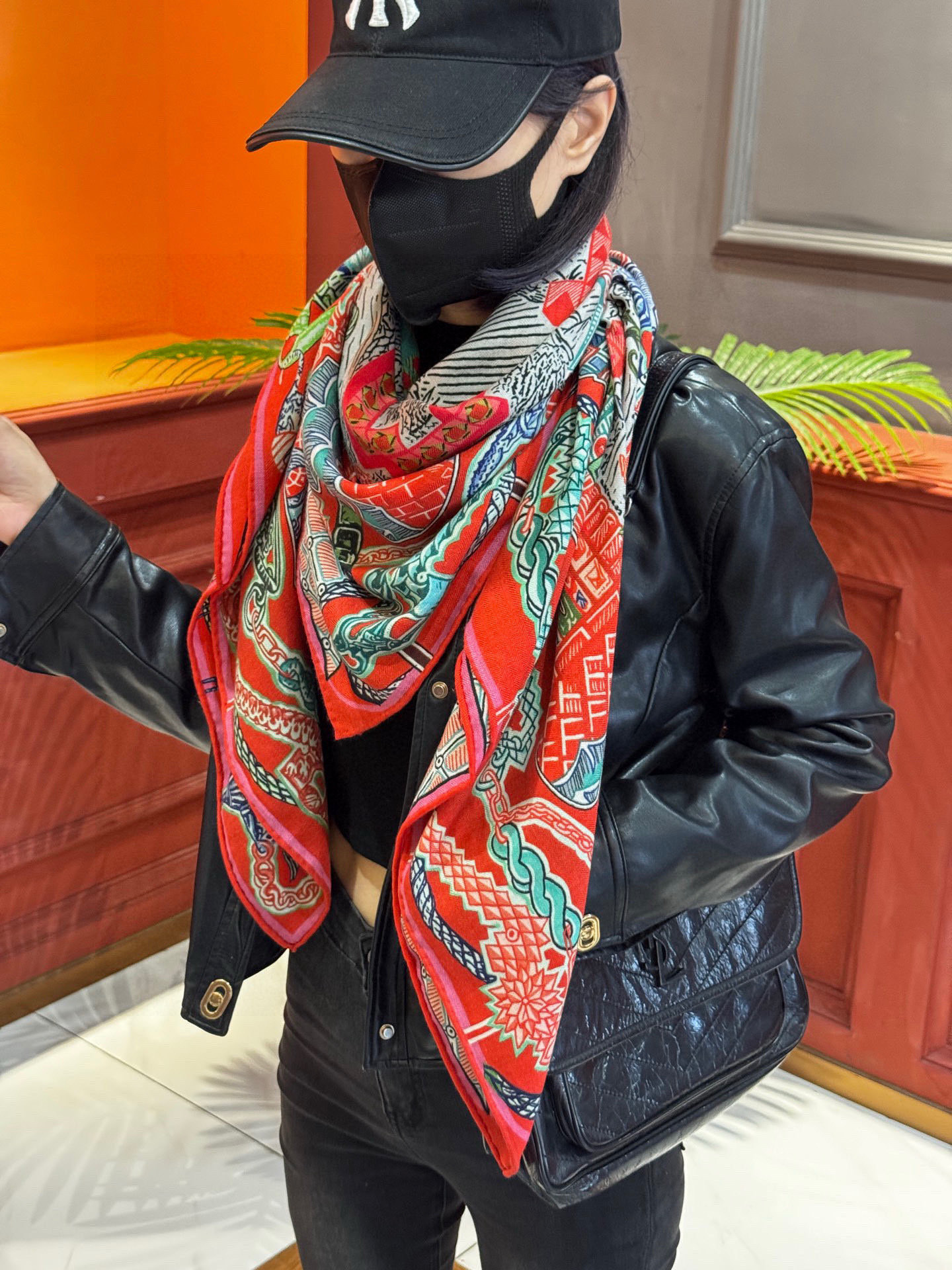  新款 秋冬搭配利器❗️顶级双面同色真丝羊绒披肩！！点睛精彩，图案和配色都超级喜欢，又一款双面配色工艺设