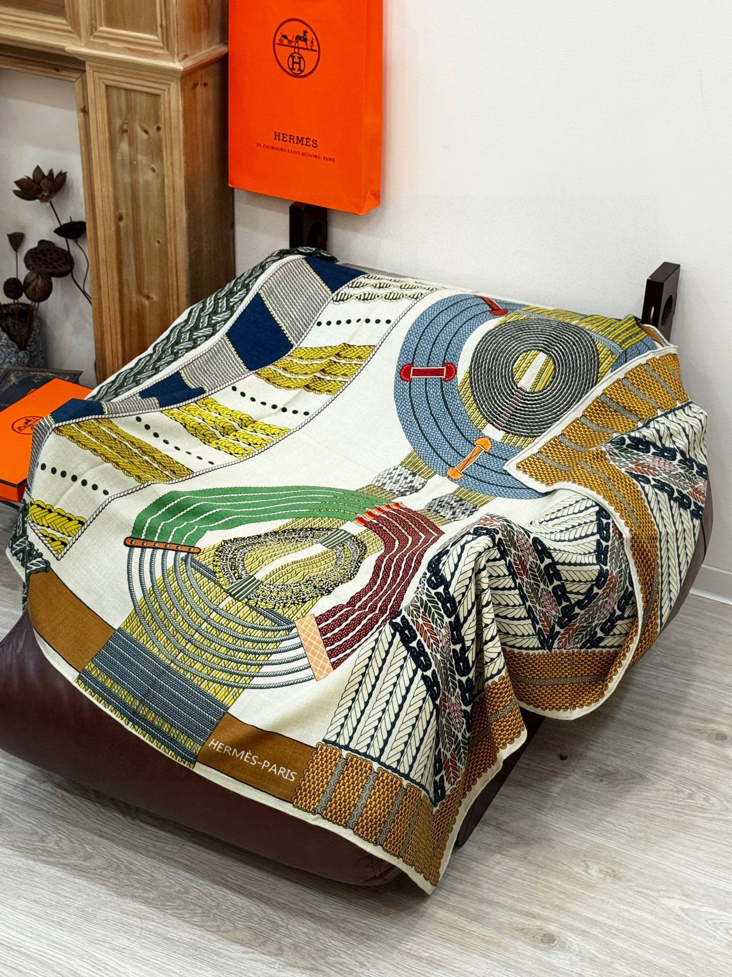  丝巾 |HERMES I Dressage Tressage
2025秋冬
Dressage Tres