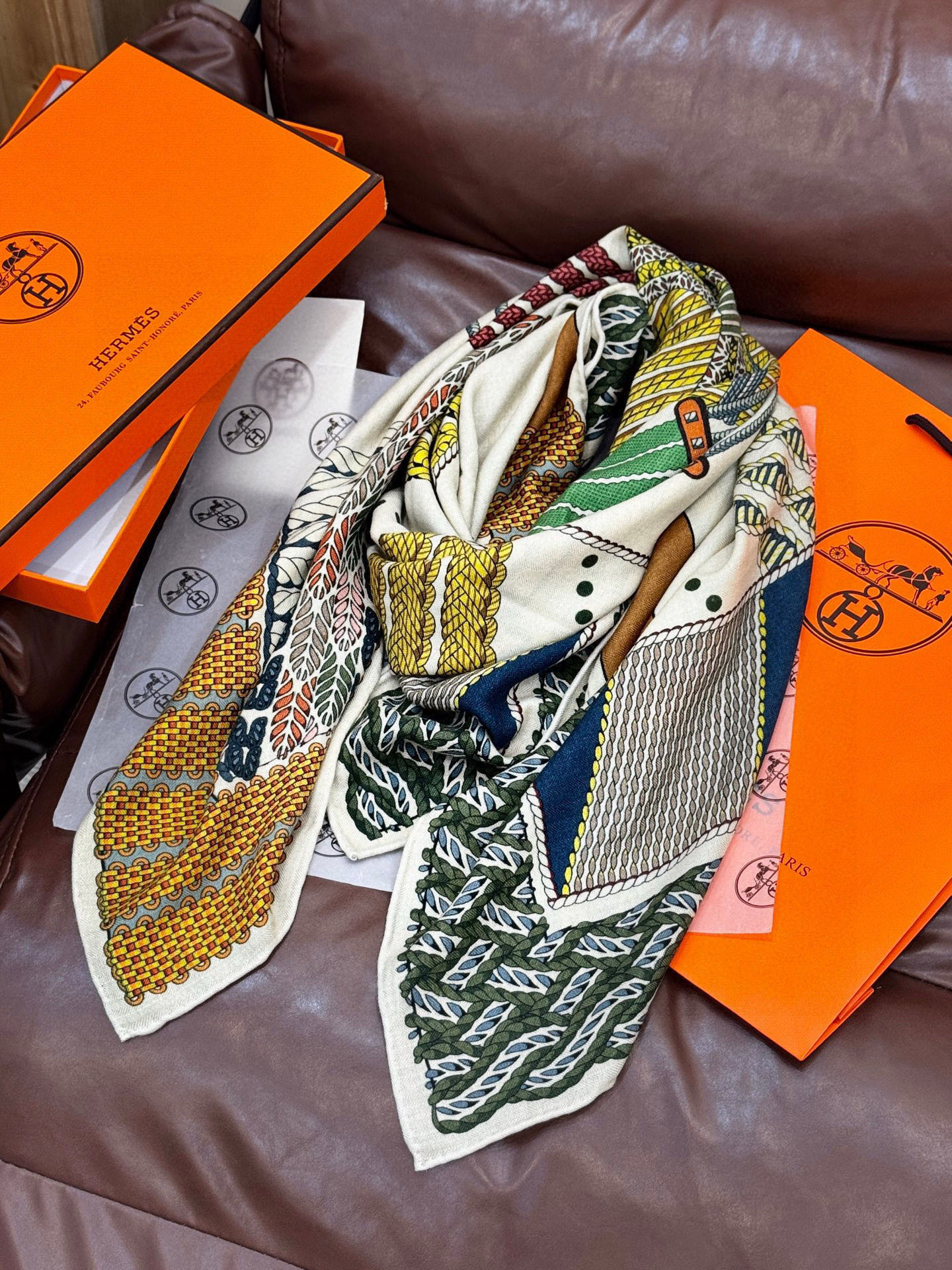  丝巾 |HERMES I Dressage Tressage
2025秋冬
Dressage Tres