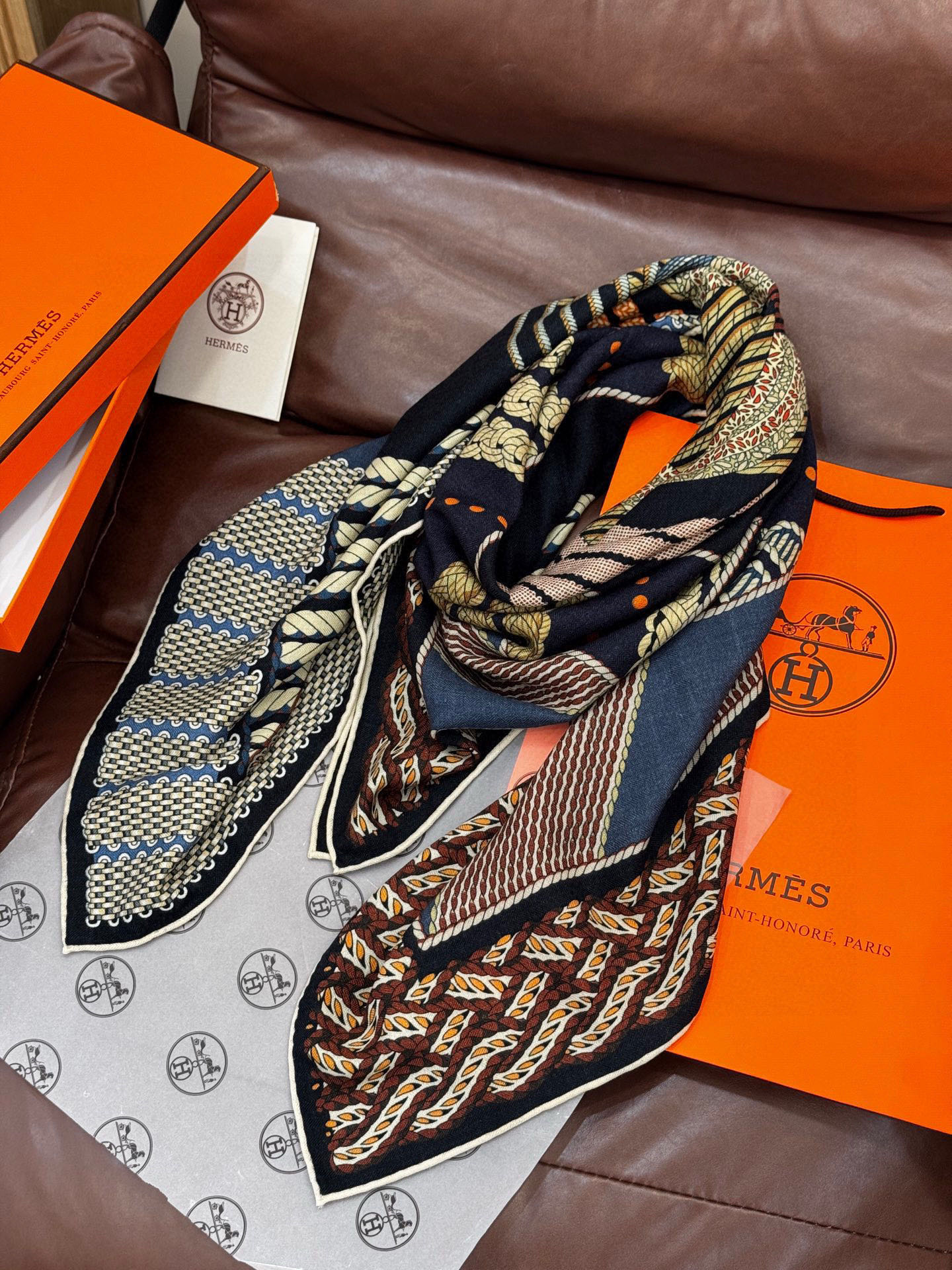  丝巾 |HERMES I Dressage Tressage
2025秋冬
Dressage Tres