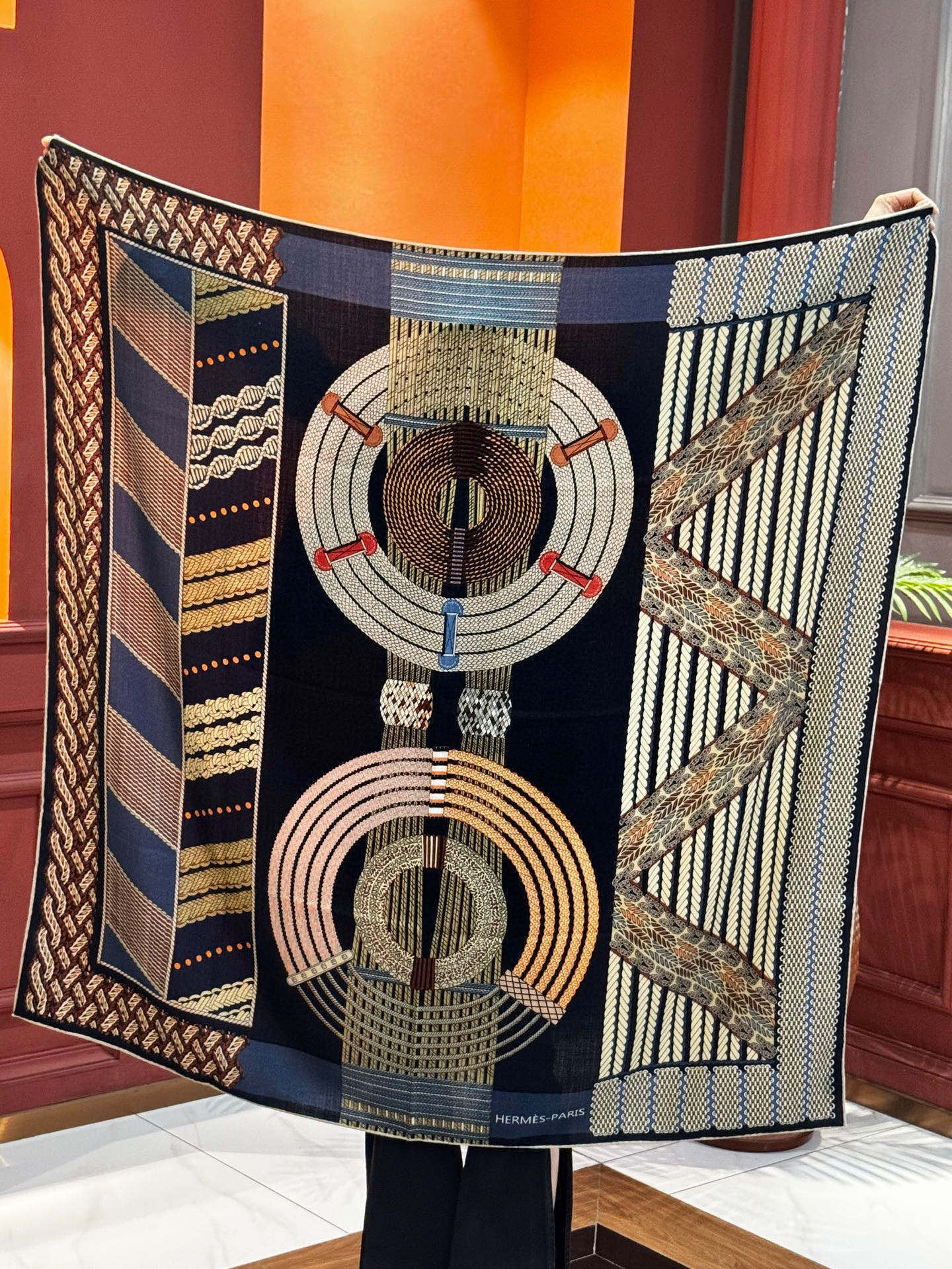  丝巾 |HERMES I Dressage Tressage
2025秋冬
Dressage Tres