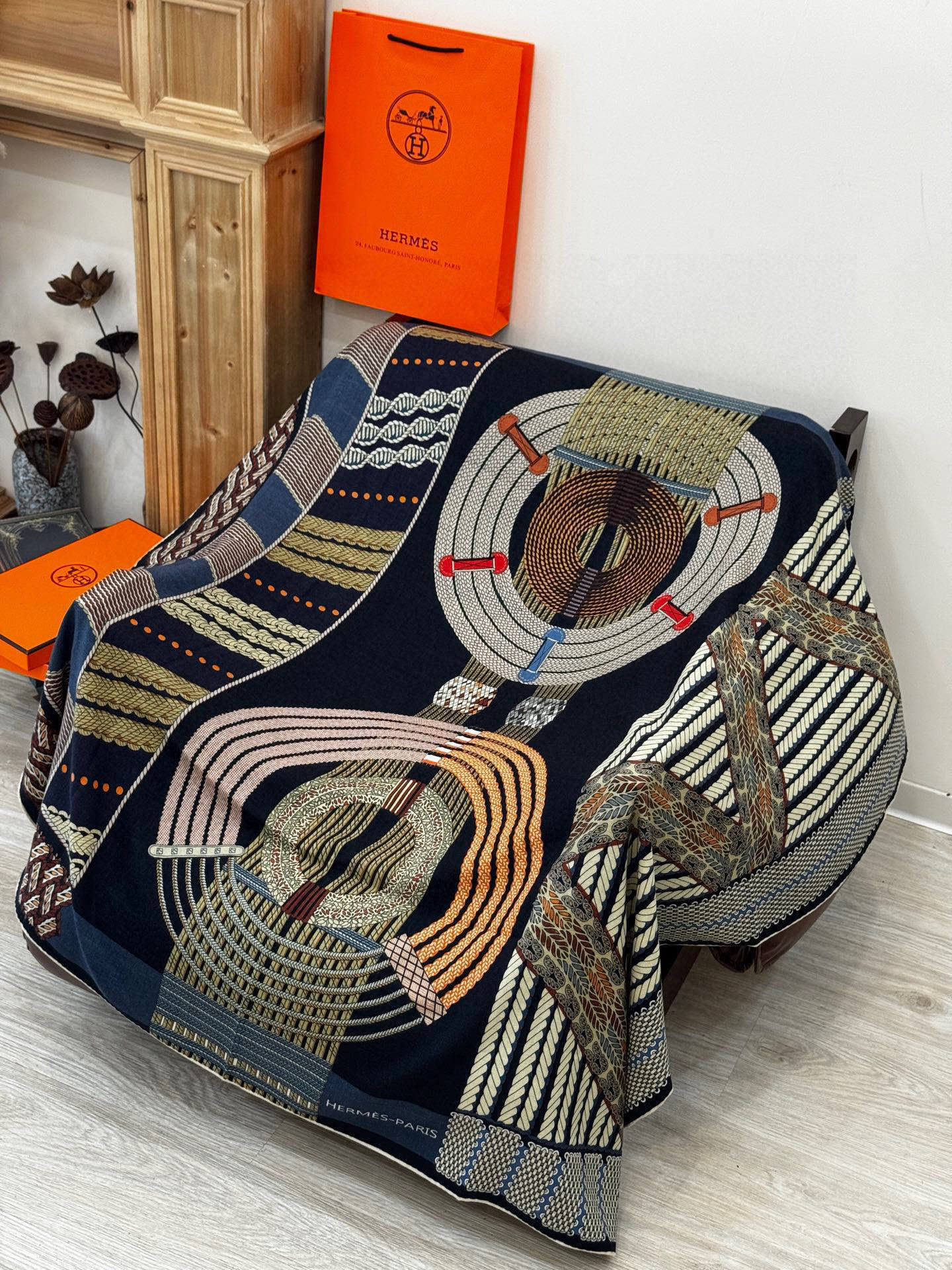  丝巾 |HERMES I Dressage Tressage
2025秋冬
Dressage Tres