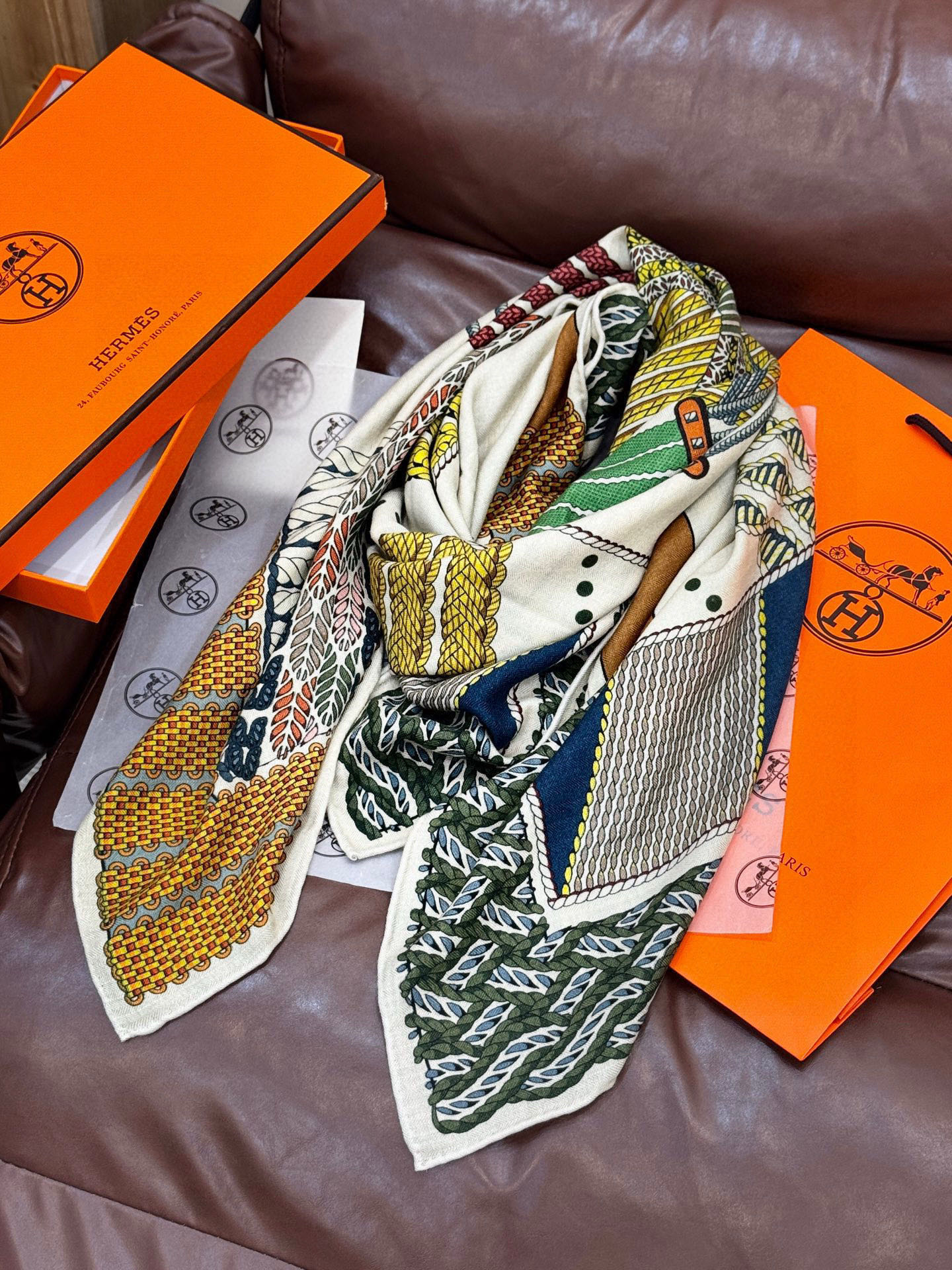  丝巾 |HERMES I Dressage Tressage
2025秋冬
Dressage Tres