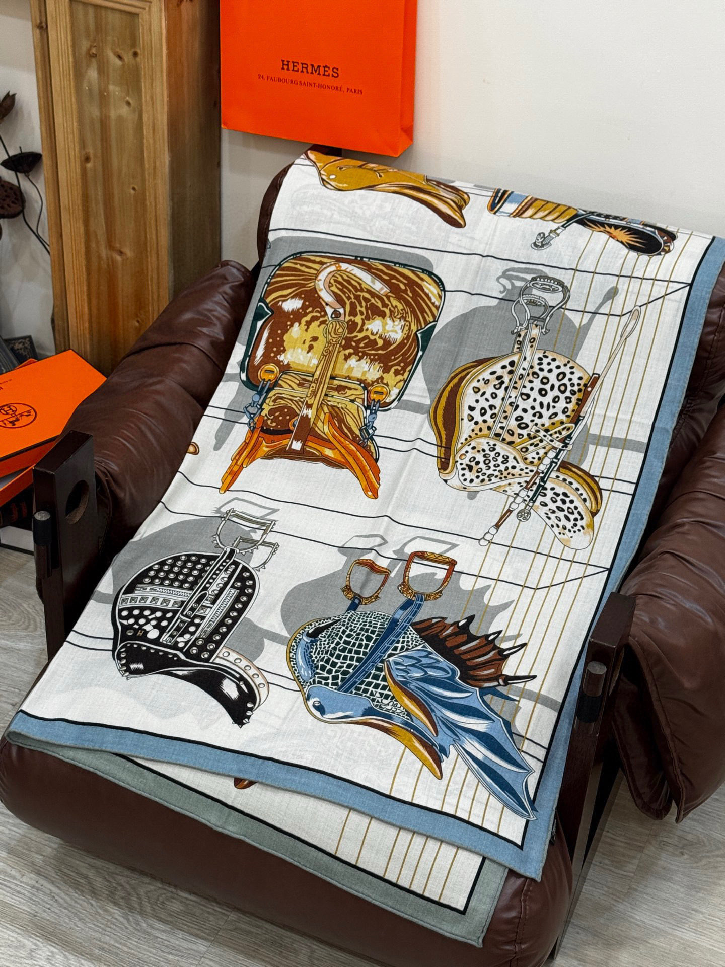  “鞍上世界”140丝毛方巾双面同色

手工卷边丝毛方巾（30%真丝70%羊毛）

这款披肩的经典单品展