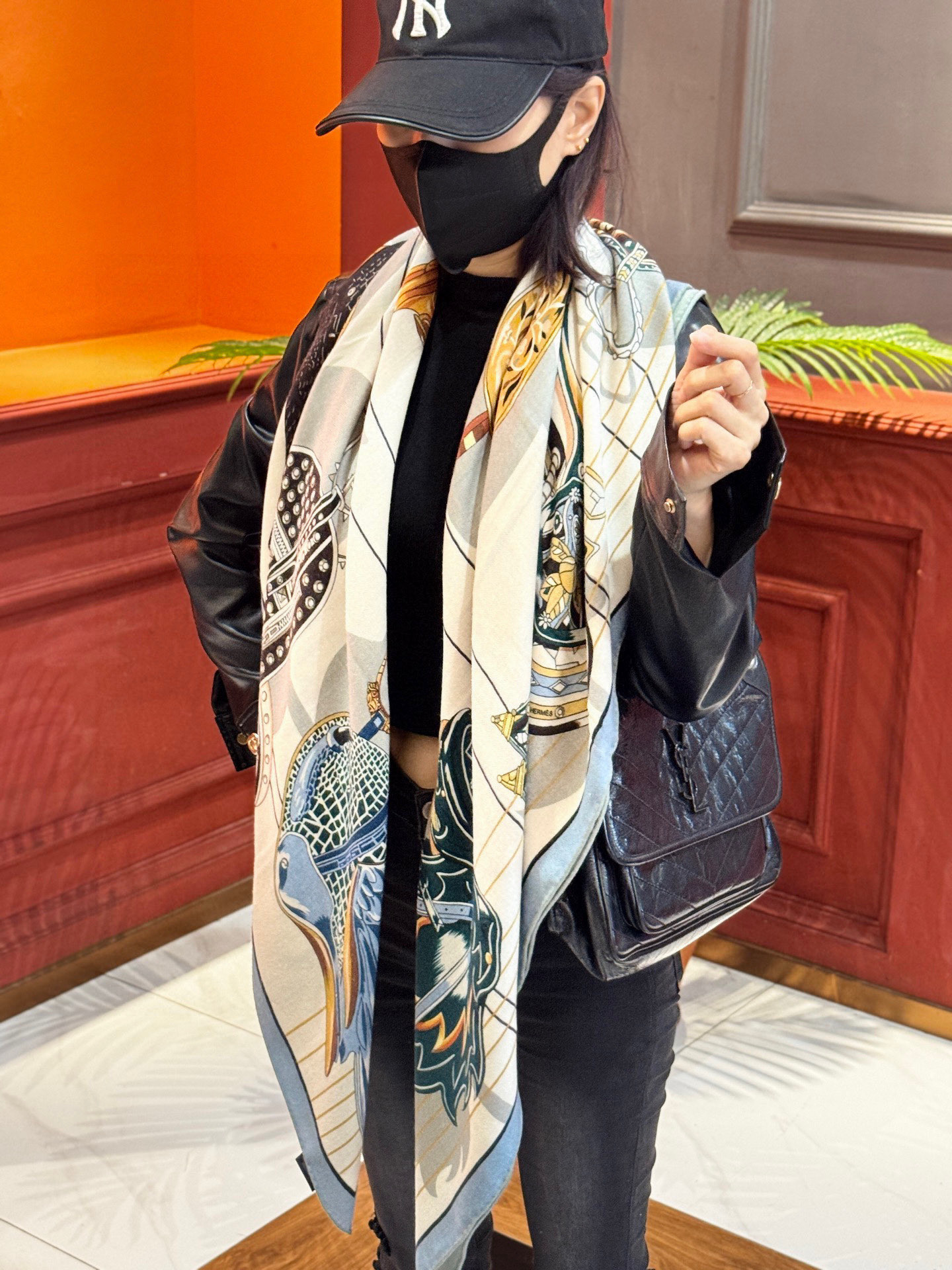  “鞍上世界”140丝毛方巾双面同色

手工卷边丝毛方巾（30%真丝70%羊毛）

这款披肩的经典单品展