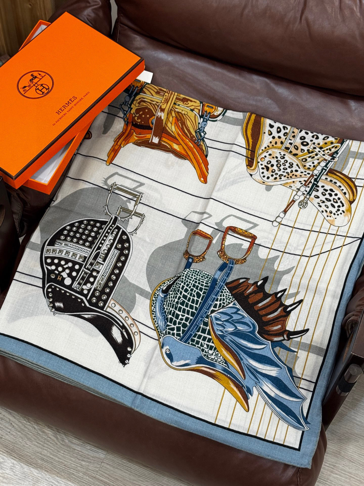  “鞍上世界”140丝毛方巾双面同色

手工卷边丝毛方巾（30%真丝70%羊毛）

这款披肩的经典单品展