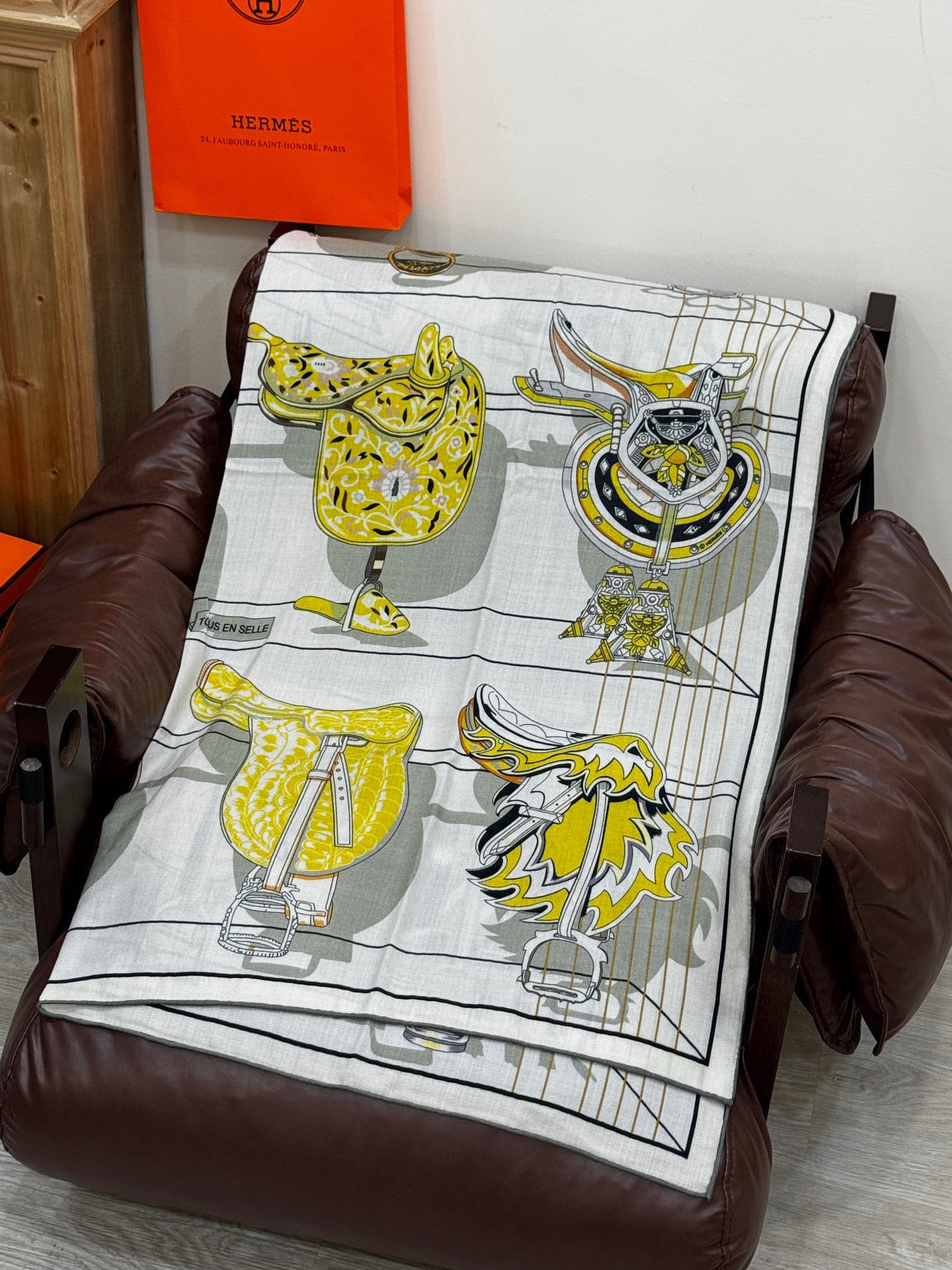  “鞍上世界”140丝毛方巾双面同色

手工卷边丝毛方巾（30%真丝70%羊毛）

这款披肩的经典单品展