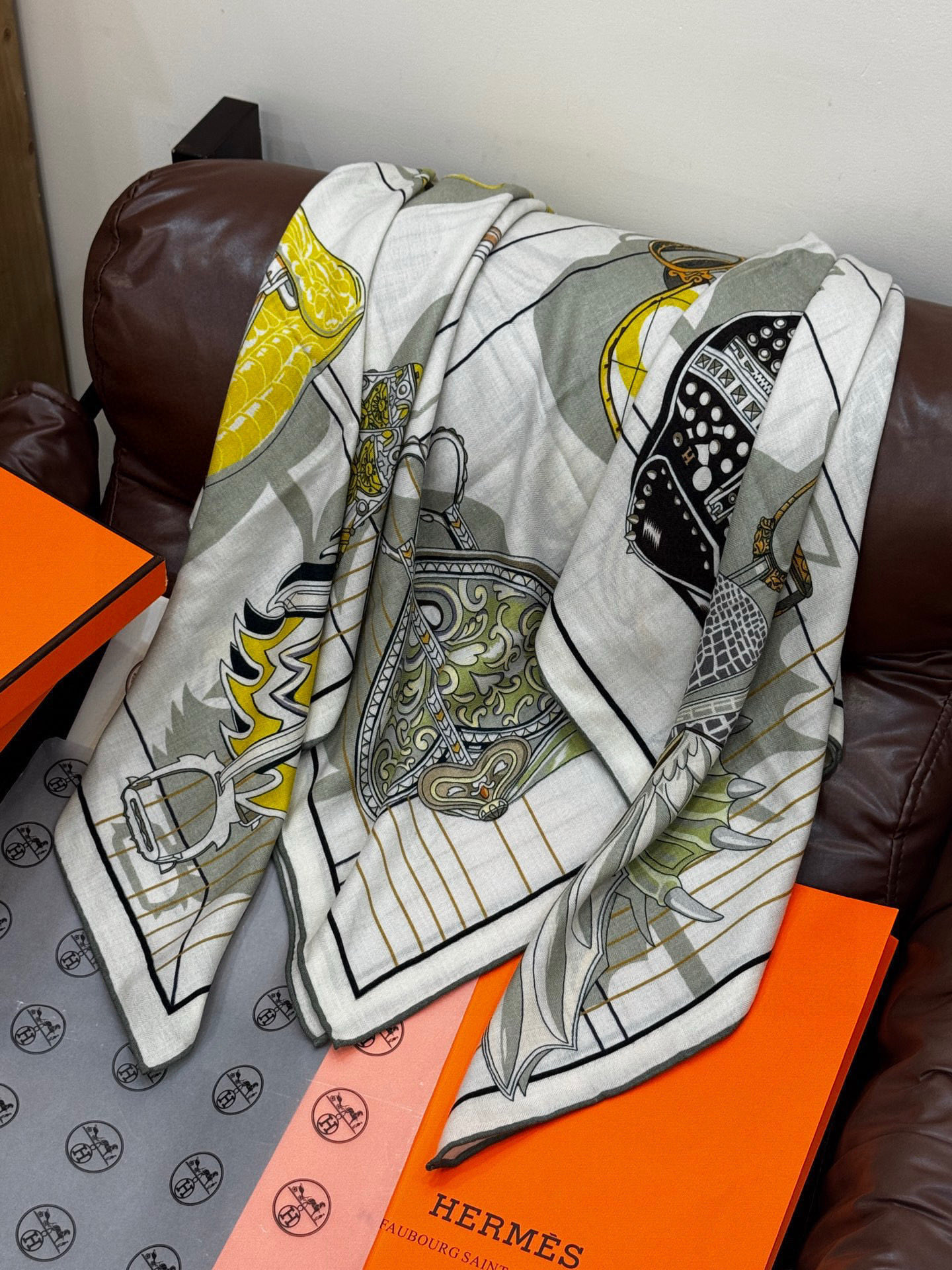  “鞍上世界”140丝毛方巾双面同色

手工卷边丝毛方巾（30%真丝70%羊毛）

这款披肩的经典单品展