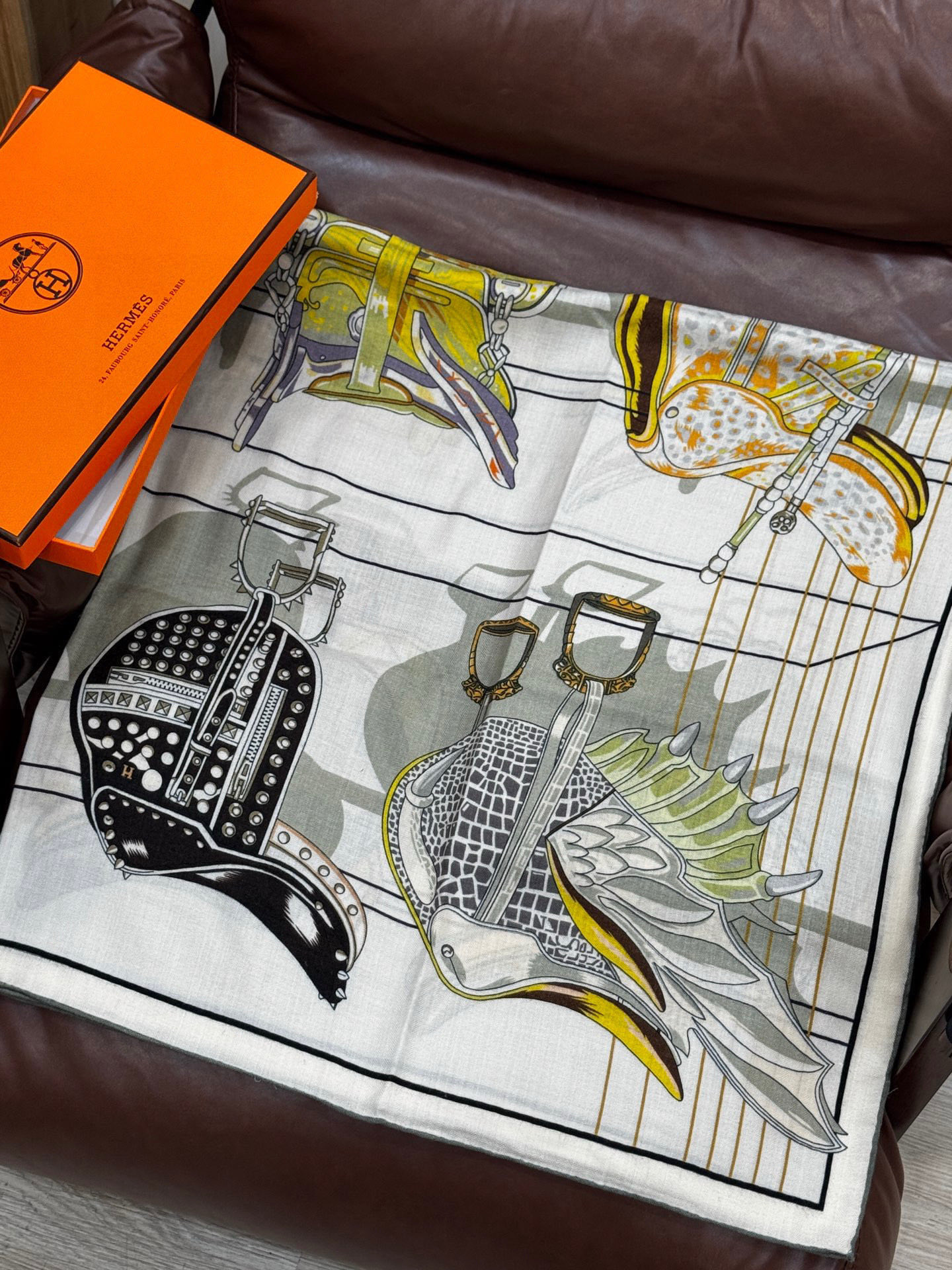  “鞍上世界”140丝毛方巾双面同色

手工卷边丝毛方巾（30%真丝70%羊毛）

这款披肩的经典单品展