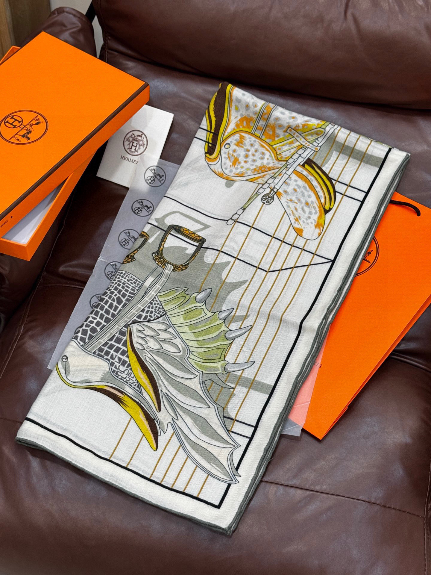  “鞍上世界”140丝毛方巾双面同色

手工卷边丝毛方巾（30%真丝70%羊毛）

这款披肩的经典单品展