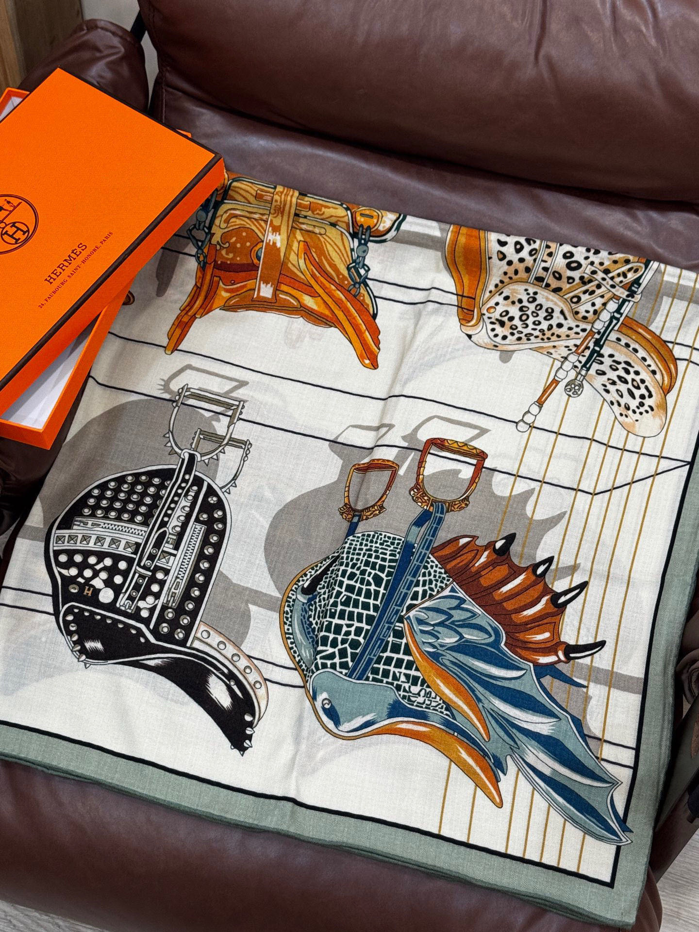  “鞍上世界”140丝毛方巾双面同色

手工卷边丝毛方巾（30%真丝70%羊毛）

这款披肩的经典单品展