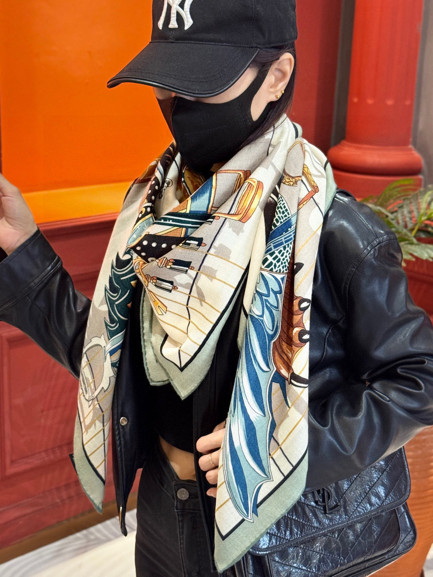  “鞍上世界”140丝毛方巾双面同色

手工卷边丝毛方巾（30%真丝70%羊毛）

这款披肩的经典单品展