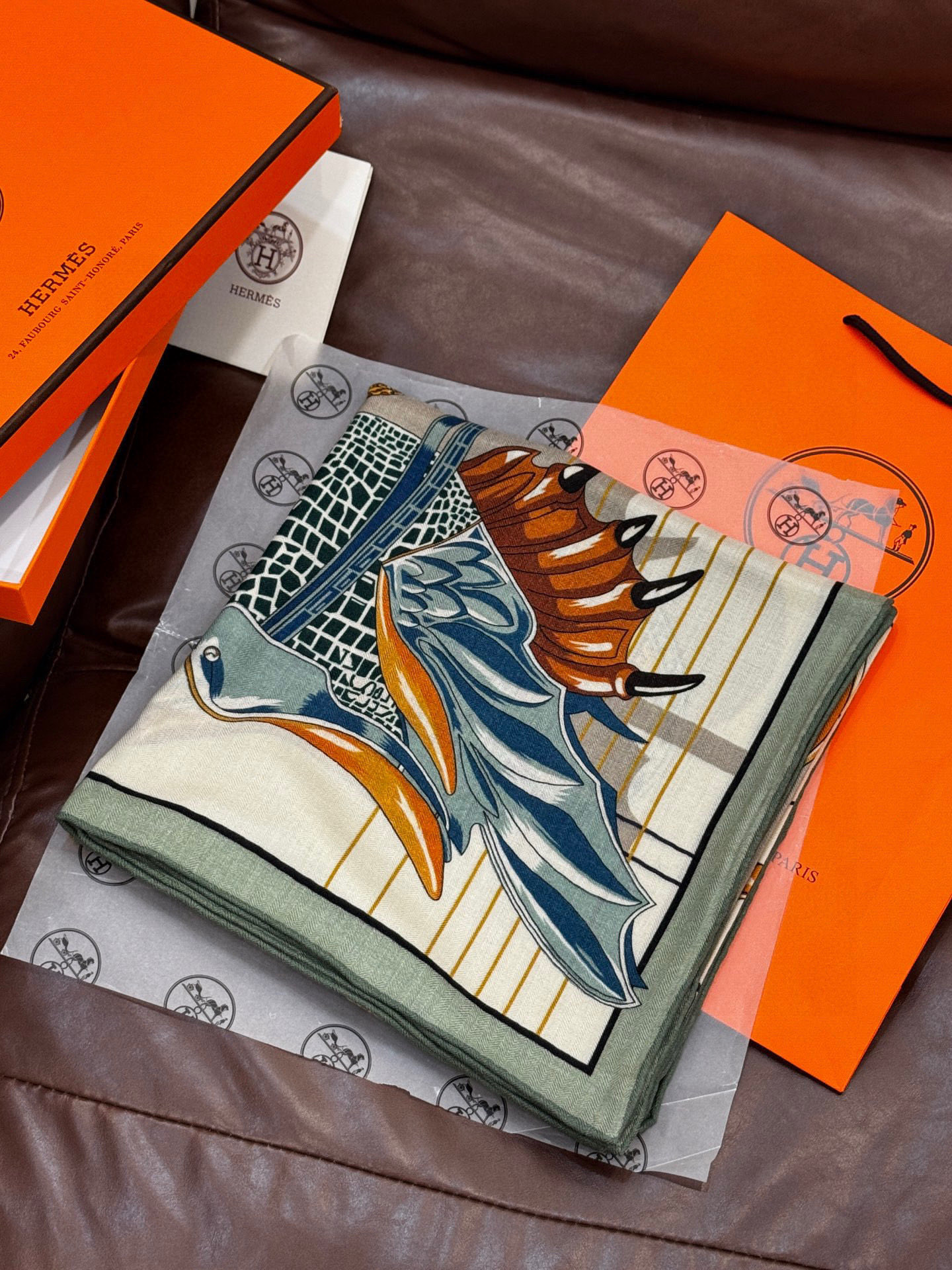  “鞍上世界”140丝毛方巾双面同色

手工卷边丝毛方巾（30%真丝70%羊毛）

这款披肩的经典单品展