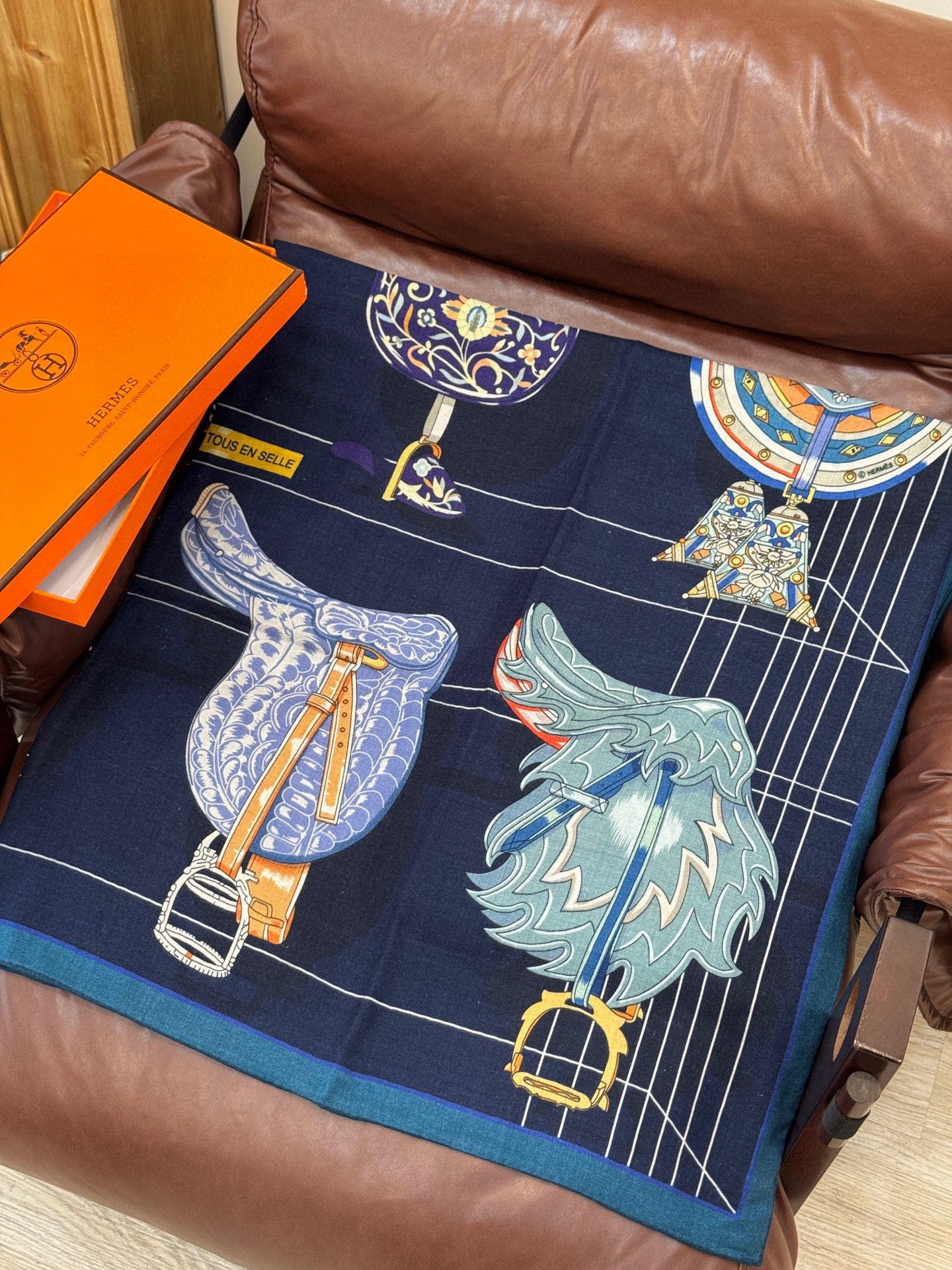  “鞍上世界”140丝毛方巾双面同色

手工卷边丝毛方巾（30%真丝70%羊毛）

这款披肩的经典单品展