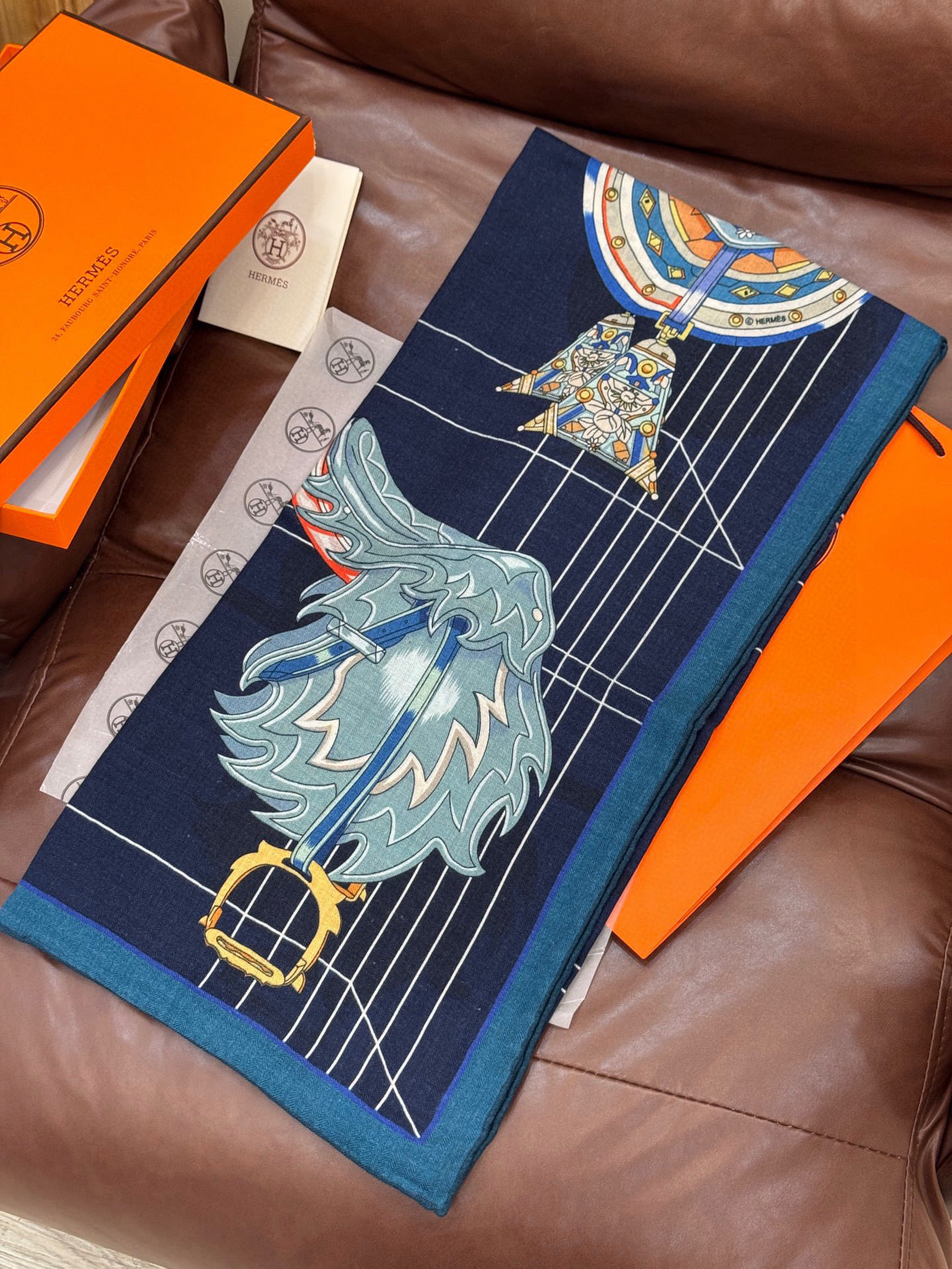  “鞍上世界”140丝毛方巾双面同色

手工卷边丝毛方巾（30%真丝70%羊毛）

这款披肩的经典单品展