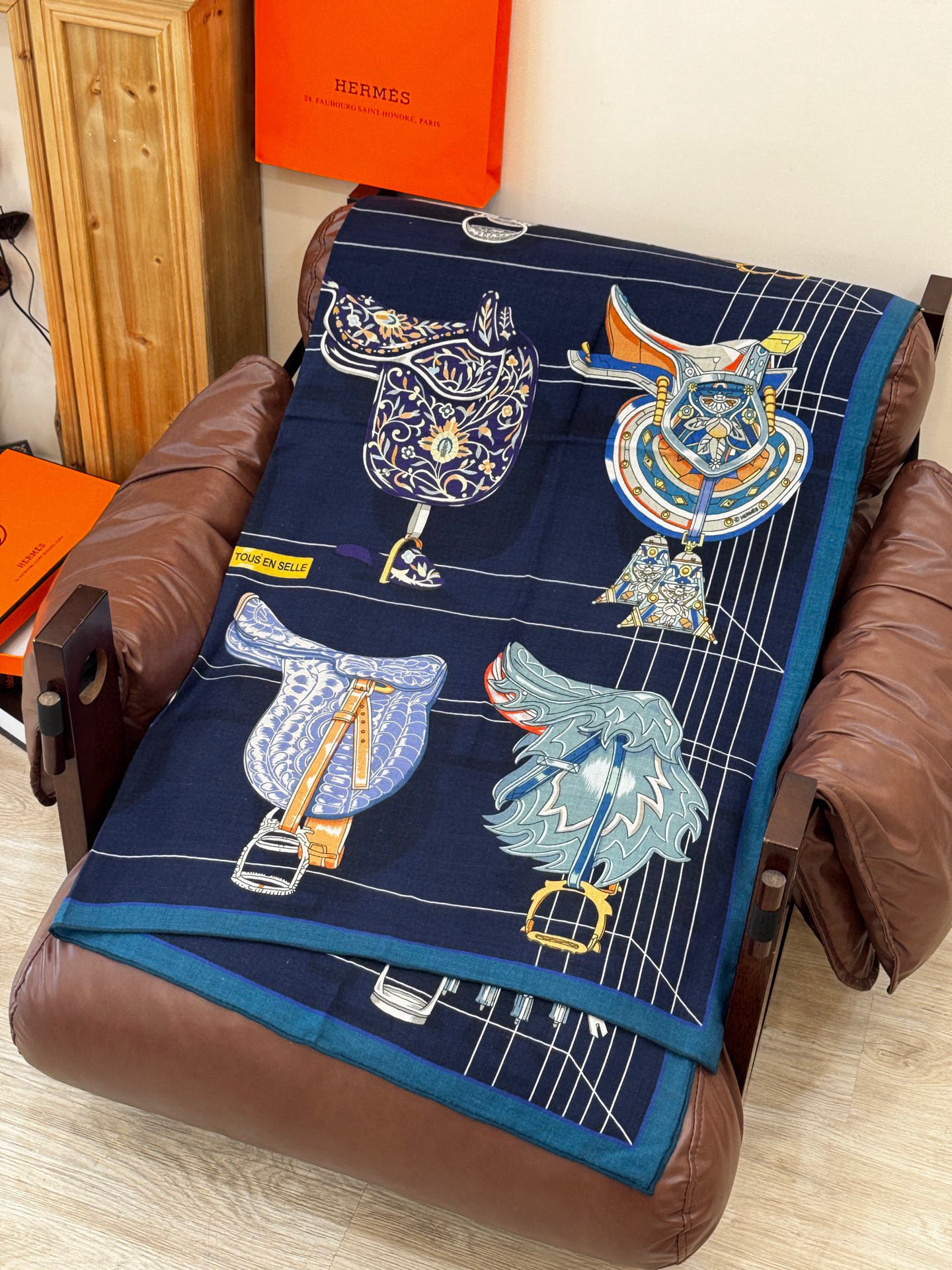  “鞍上世界”140丝毛方巾双面同色

手工卷边丝毛方巾（30%真丝70%羊毛）

这款披肩的经典单品展