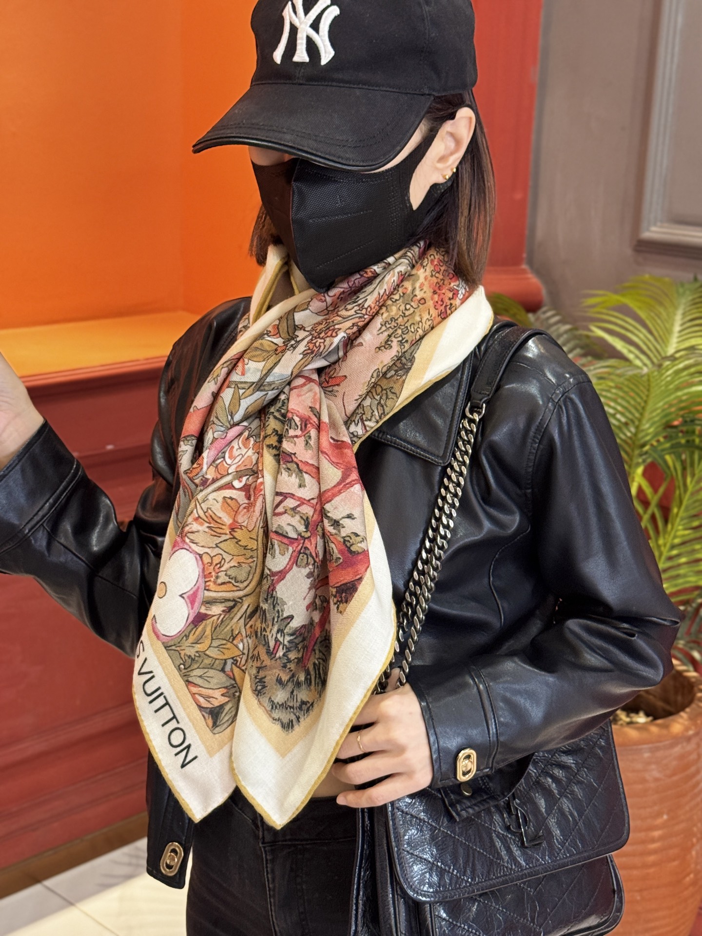   140双面丝毛披肩… LV

手工卷边丝毛方巾（30%桑蚕丝70%羊毛）

这款经典单品展现强大而迷