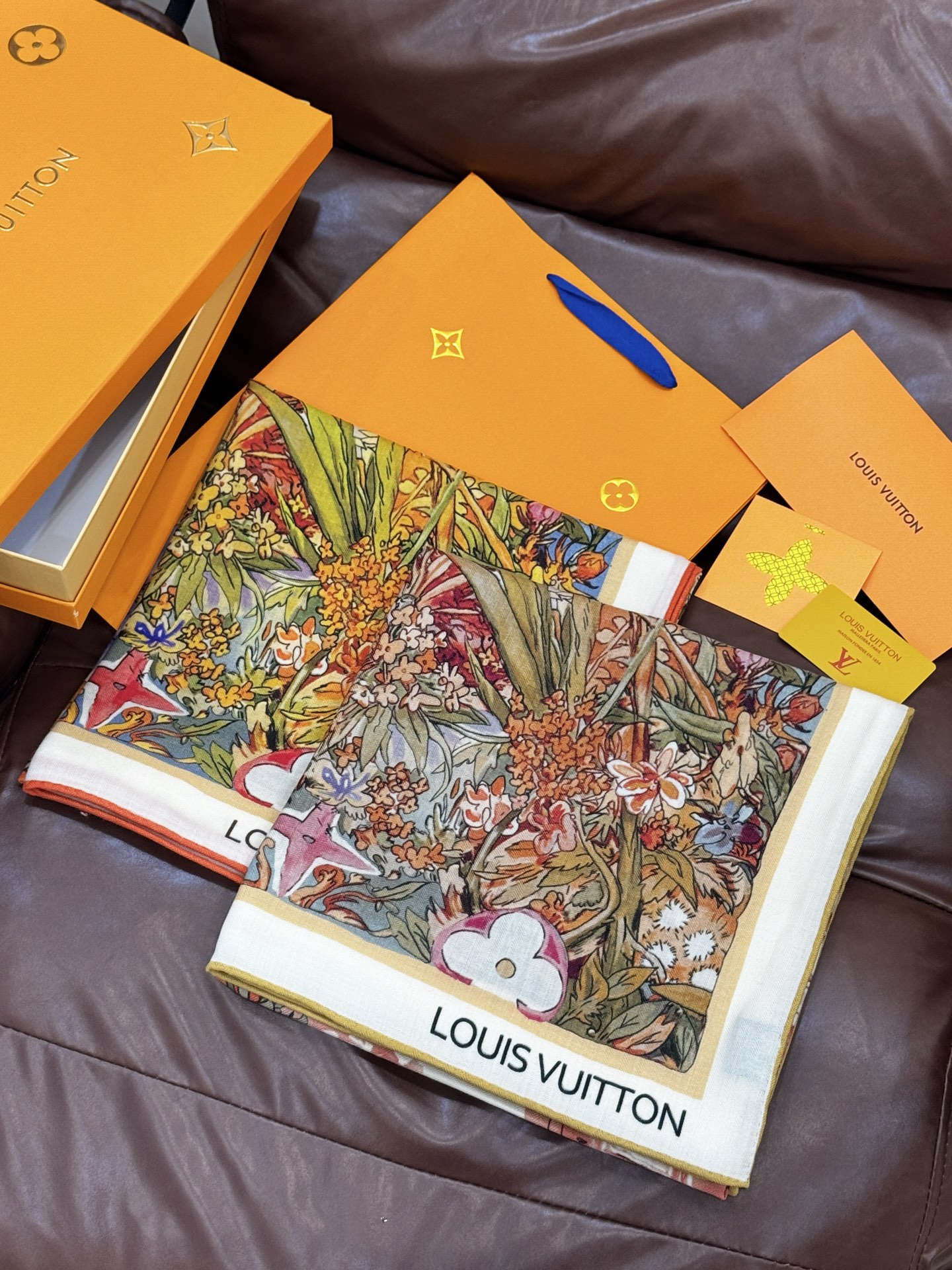   140双面丝毛披肩… LV

手工卷边丝毛方巾（30%桑蚕丝70%羊毛）

这款经典单品展现强大而迷