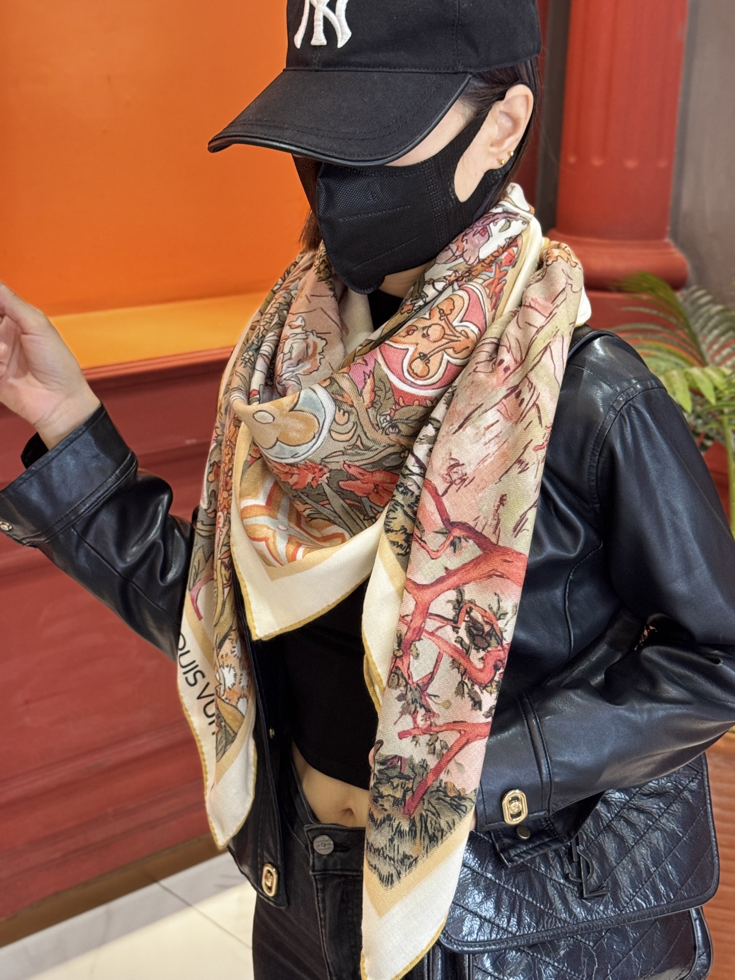   140双面丝毛披肩… LV

手工卷边丝毛方巾（30%桑蚕丝70%羊毛）

这款经典单品展现强大而迷