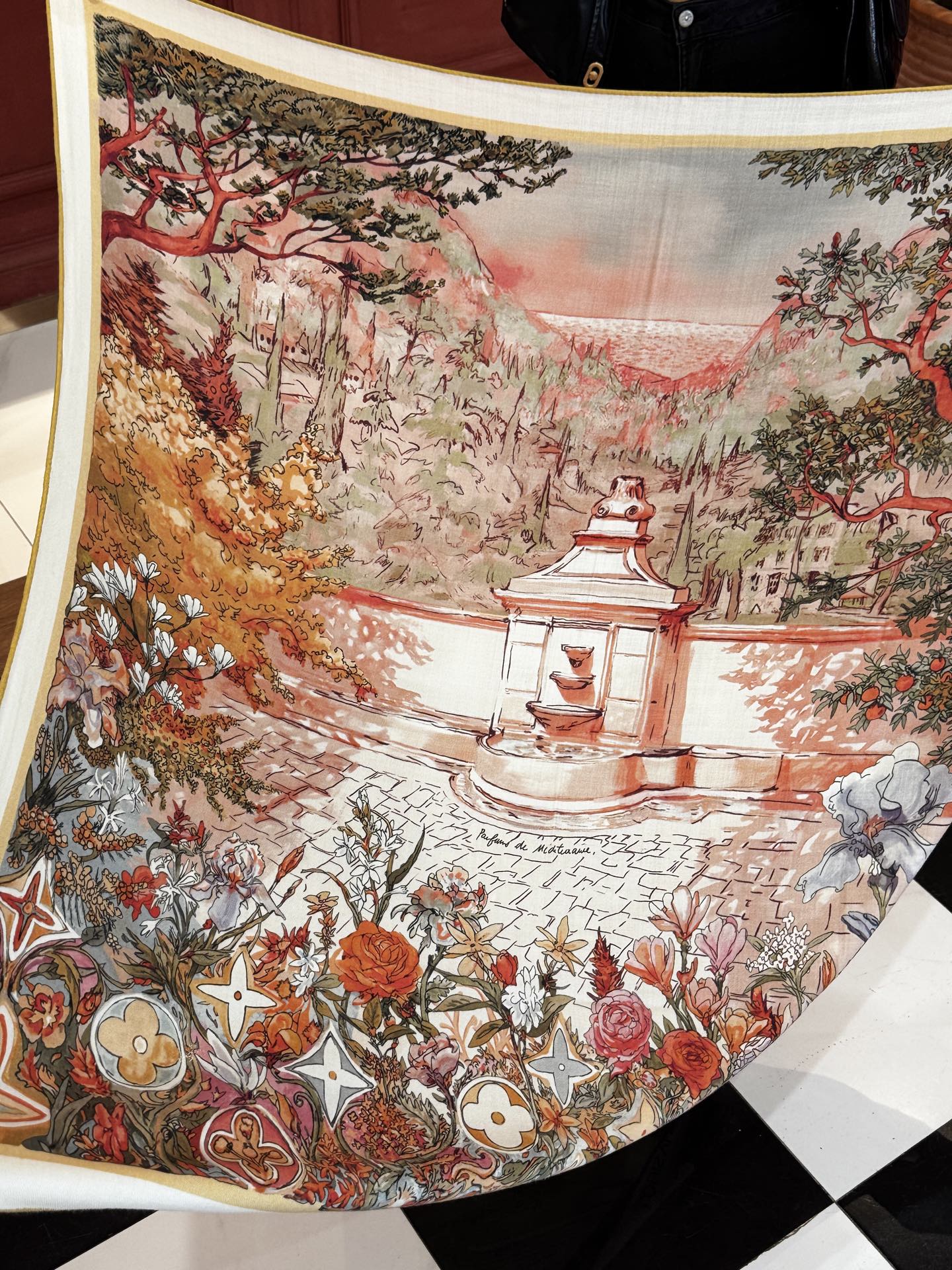   140双面丝毛披肩… LV

手工卷边丝毛方巾（30%桑蚕丝70%羊毛）

这款经典单品展现强大而迷