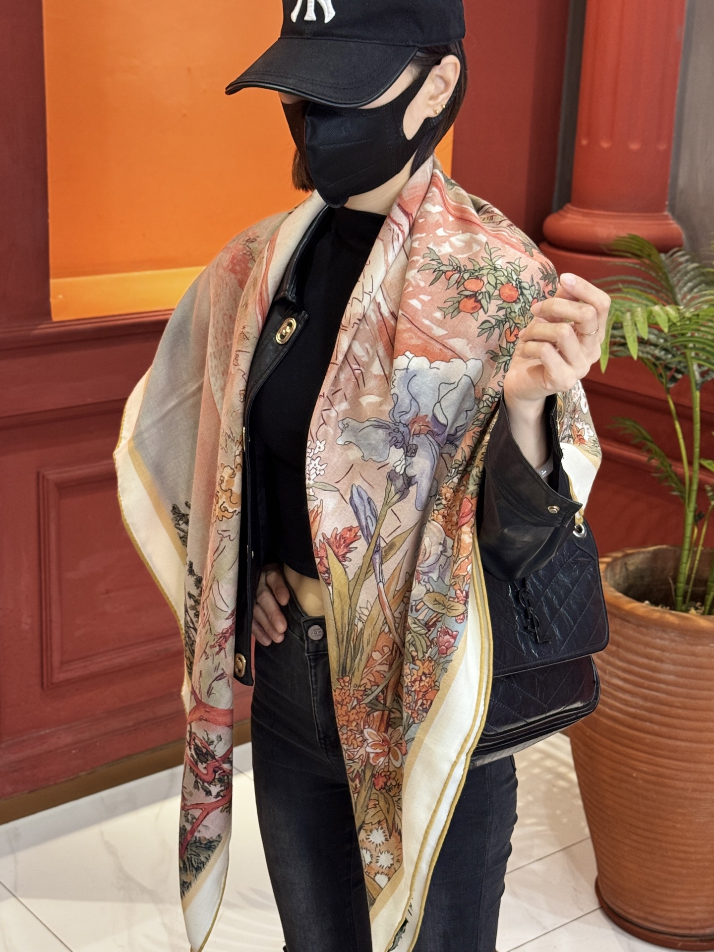   140双面丝毛披肩… LV

手工卷边丝毛方巾（30%桑蚕丝70%羊毛）

这款经典单品展现强大而迷