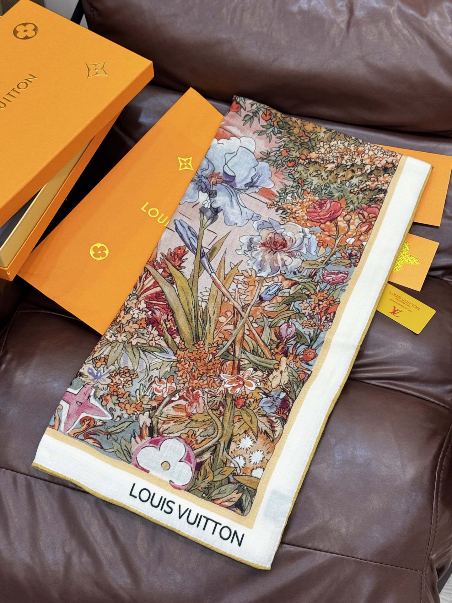   140双面丝毛披肩… LV

手工卷边丝毛方巾（30%桑蚕丝70%羊毛）

这款经典单品展现强大而迷