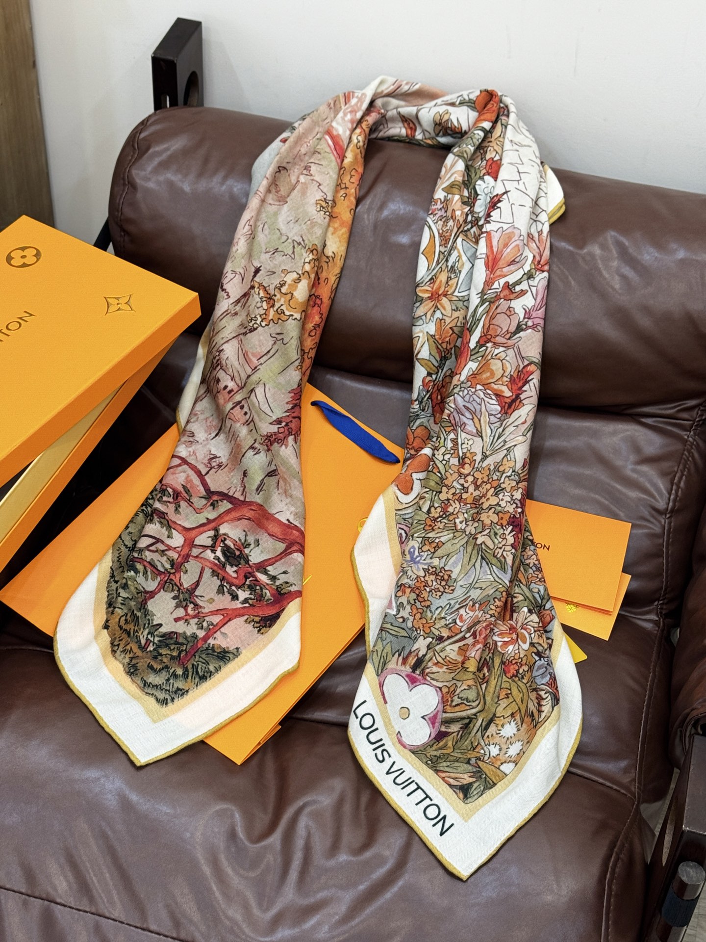   140双面丝毛披肩… LV

手工卷边丝毛方巾（30%桑蚕丝70%羊毛）

这款经典单品展现强大而迷