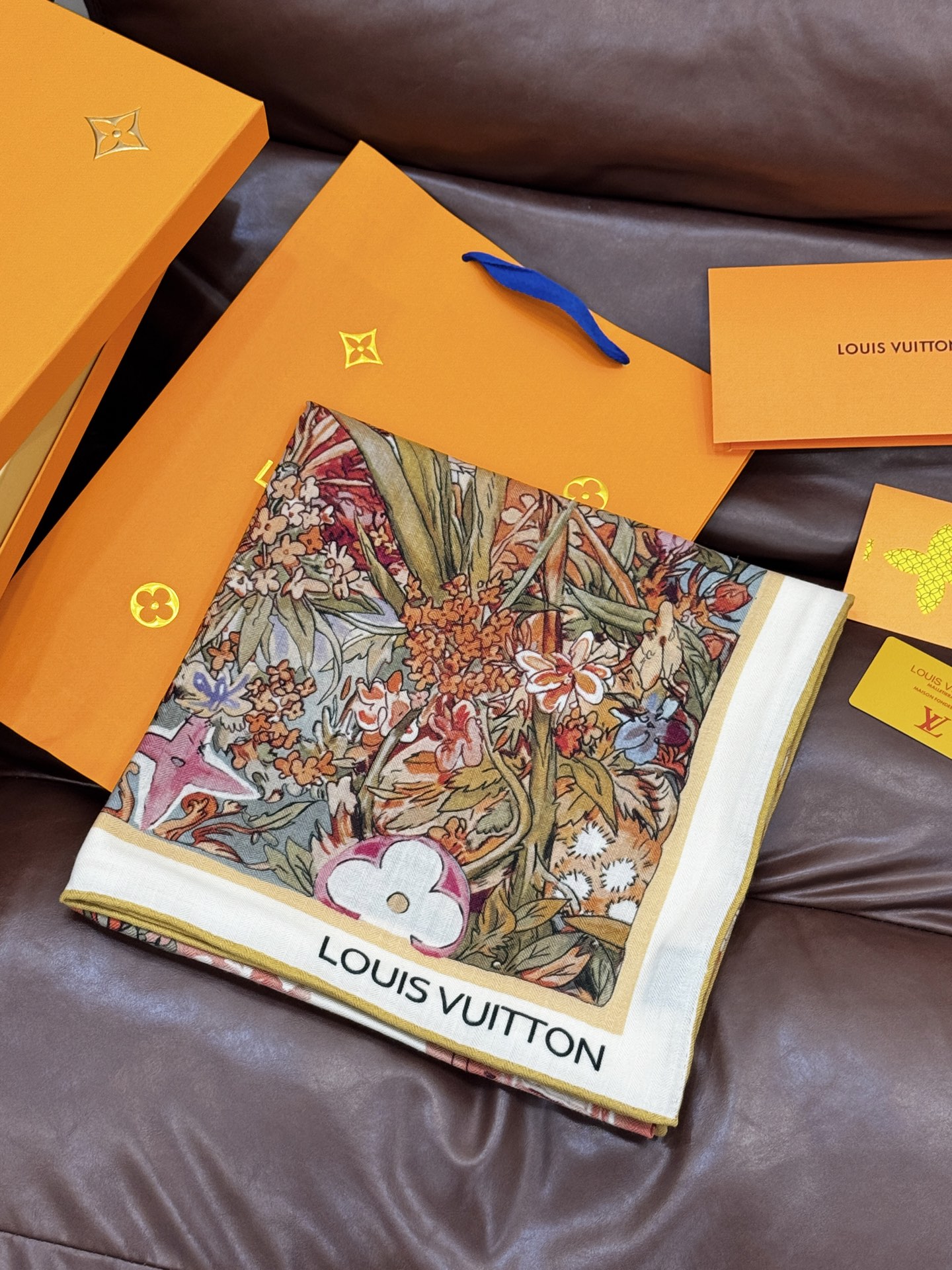   140双面丝毛披肩… LV

手工卷边丝毛方巾（30%桑蚕丝70%羊毛）

这款经典单品展现强大而迷