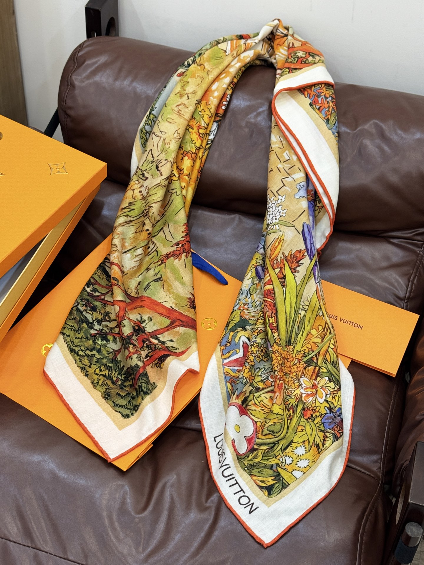   140双面丝毛披肩… LV

手工卷边丝毛方巾（30%桑蚕丝70%羊毛）

这款经典单品展现强大而迷